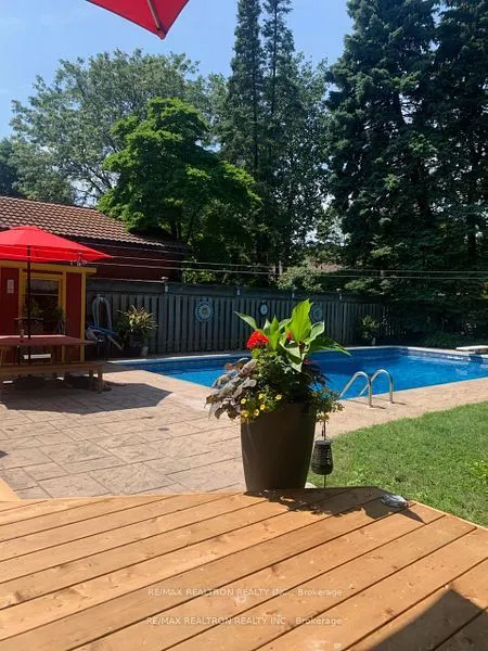 6 Redland Crescent E