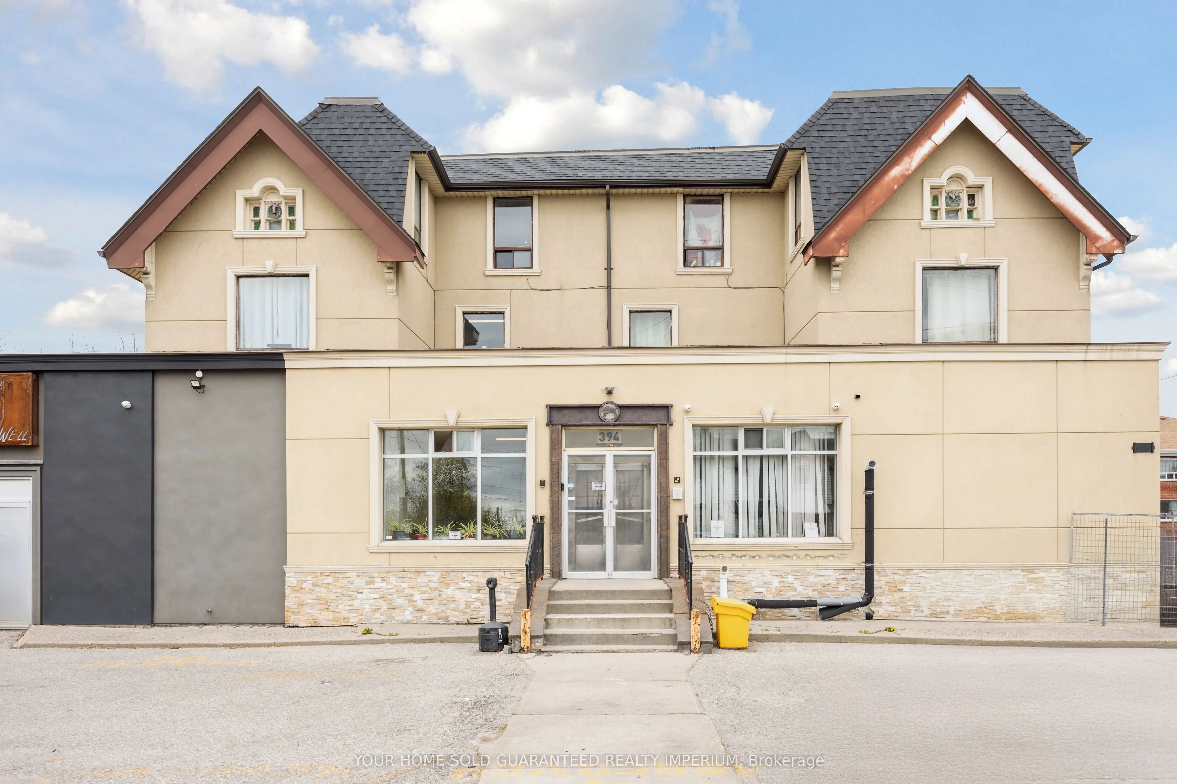 394 Simcoe Street S, #202