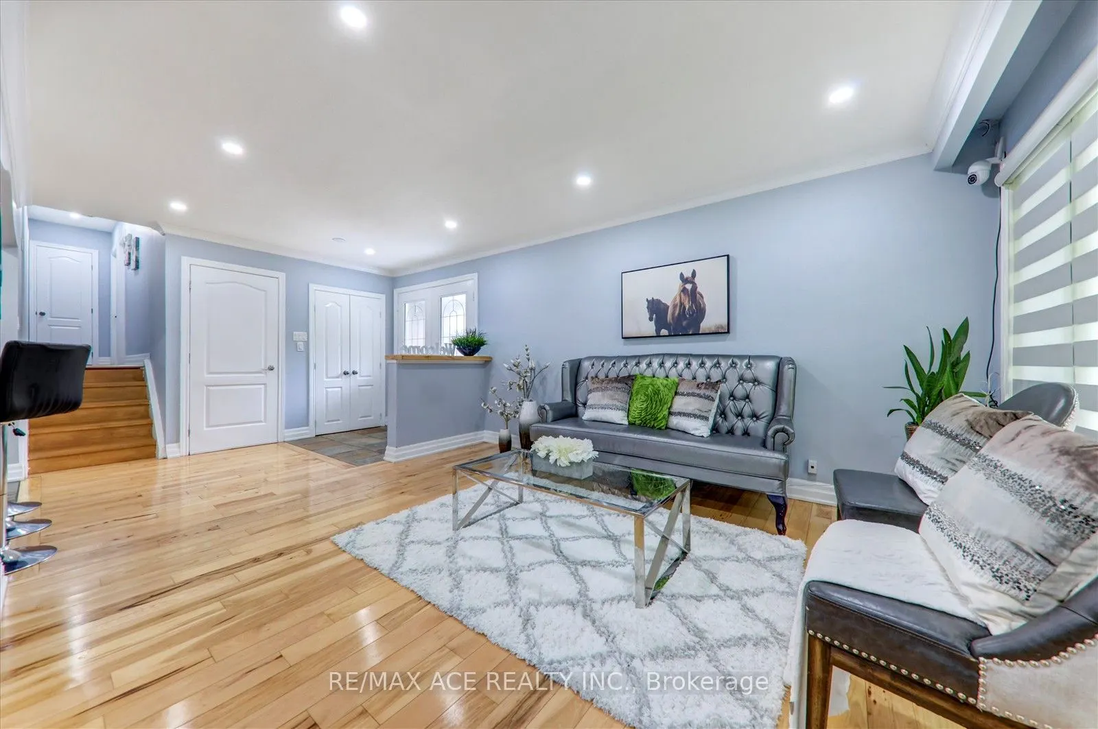 121 Cultra Square