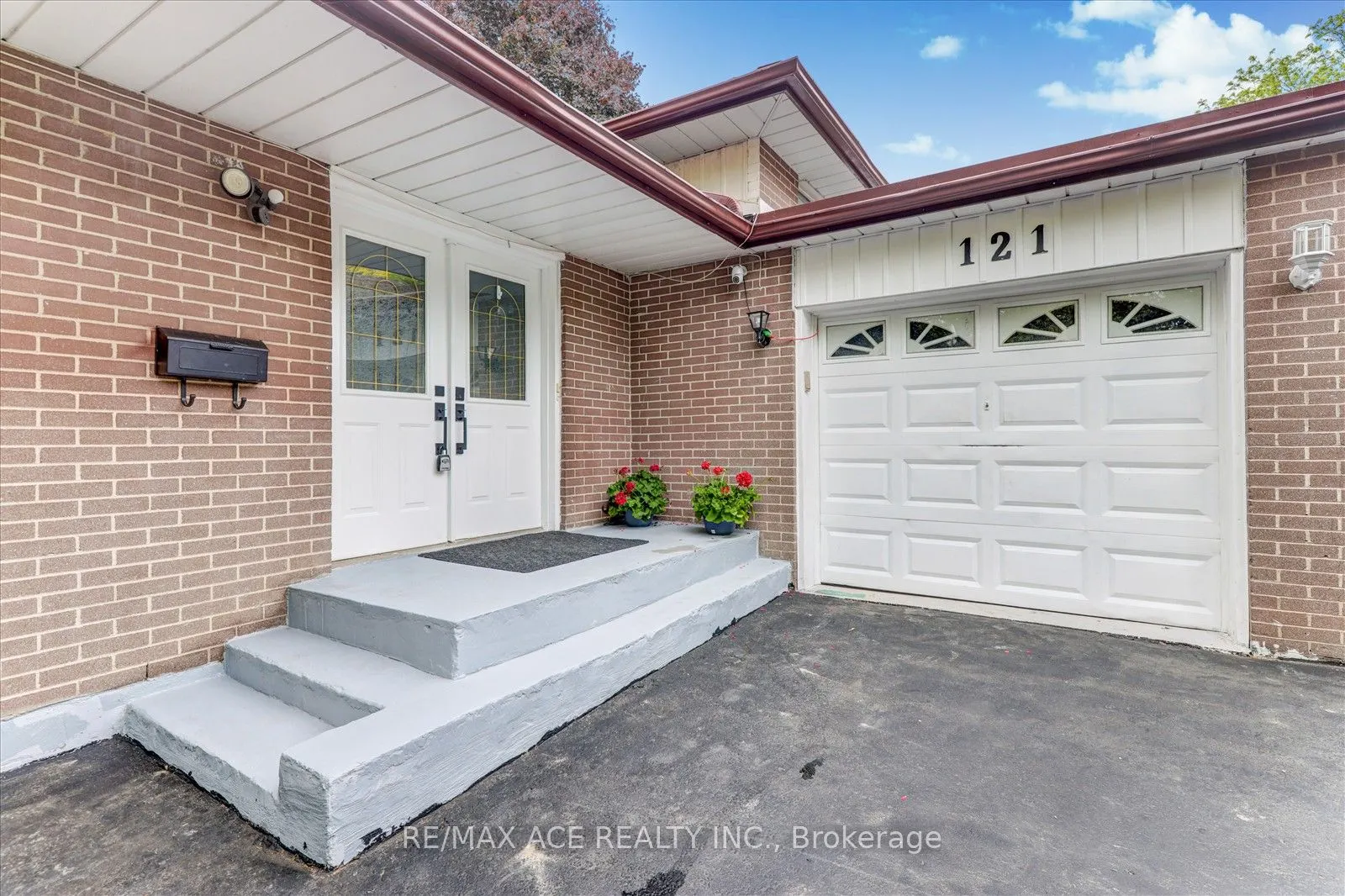 121 Cultra Square