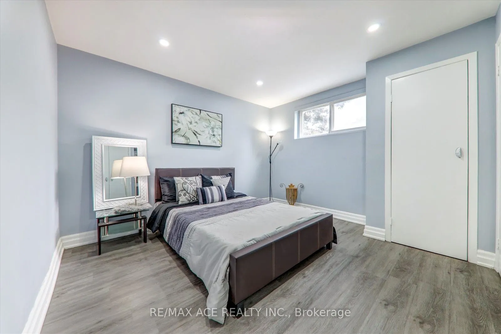 121 Cultra Square