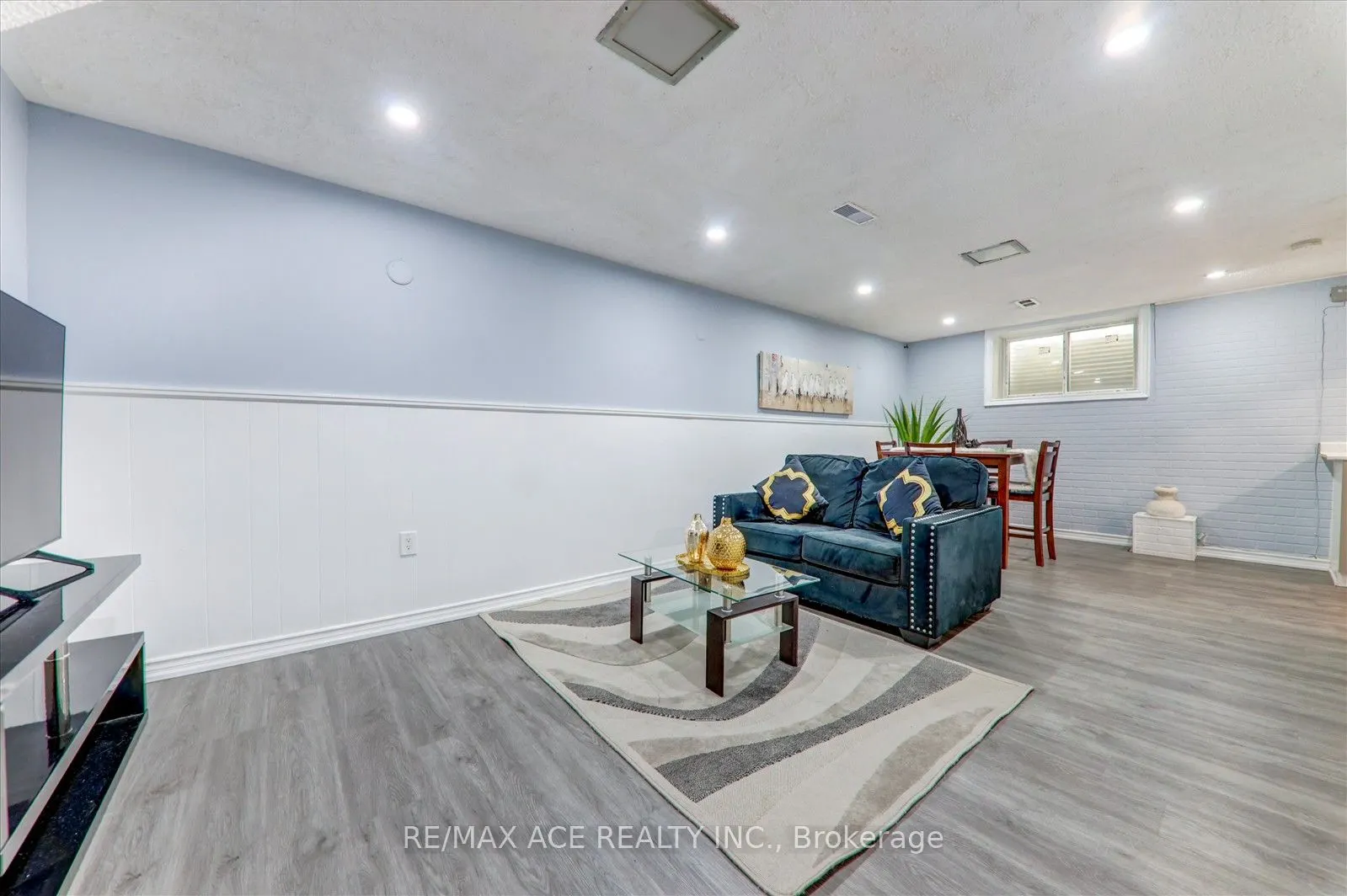 121 Cultra Square