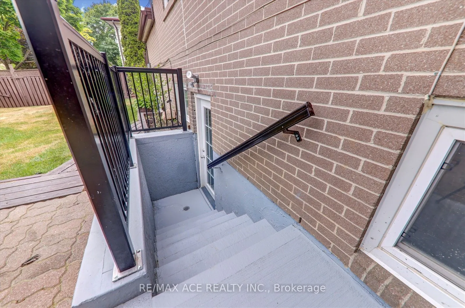 121 Cultra Square