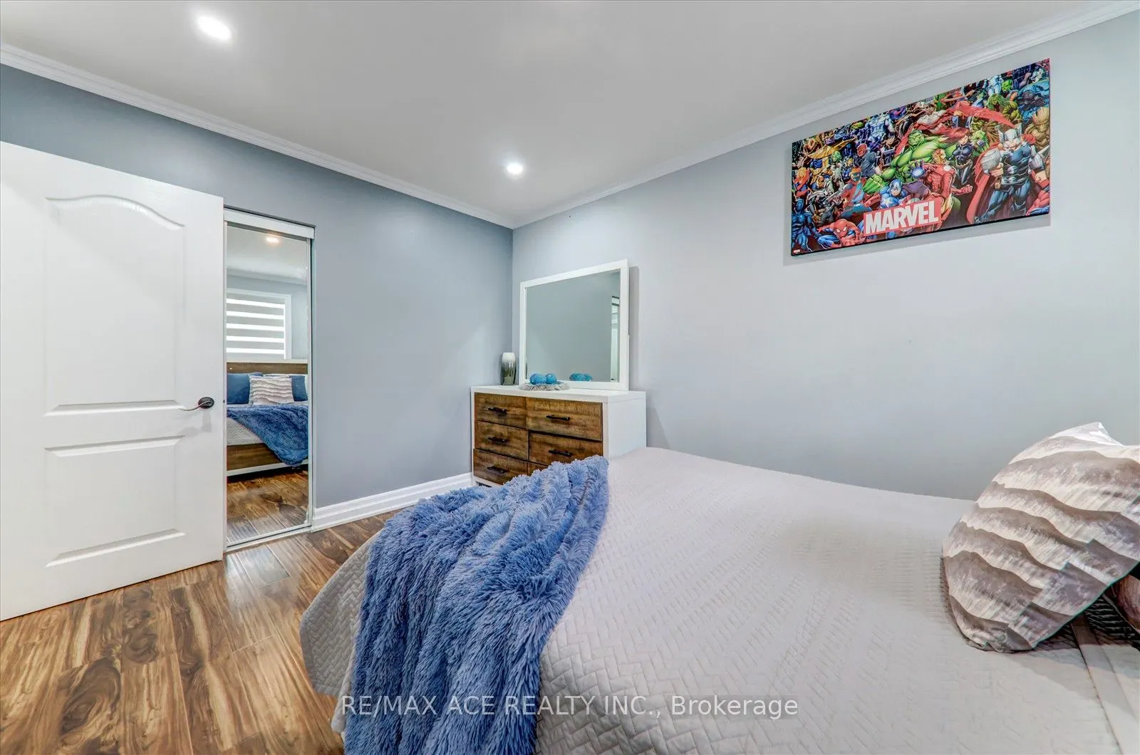121 Cultra Square