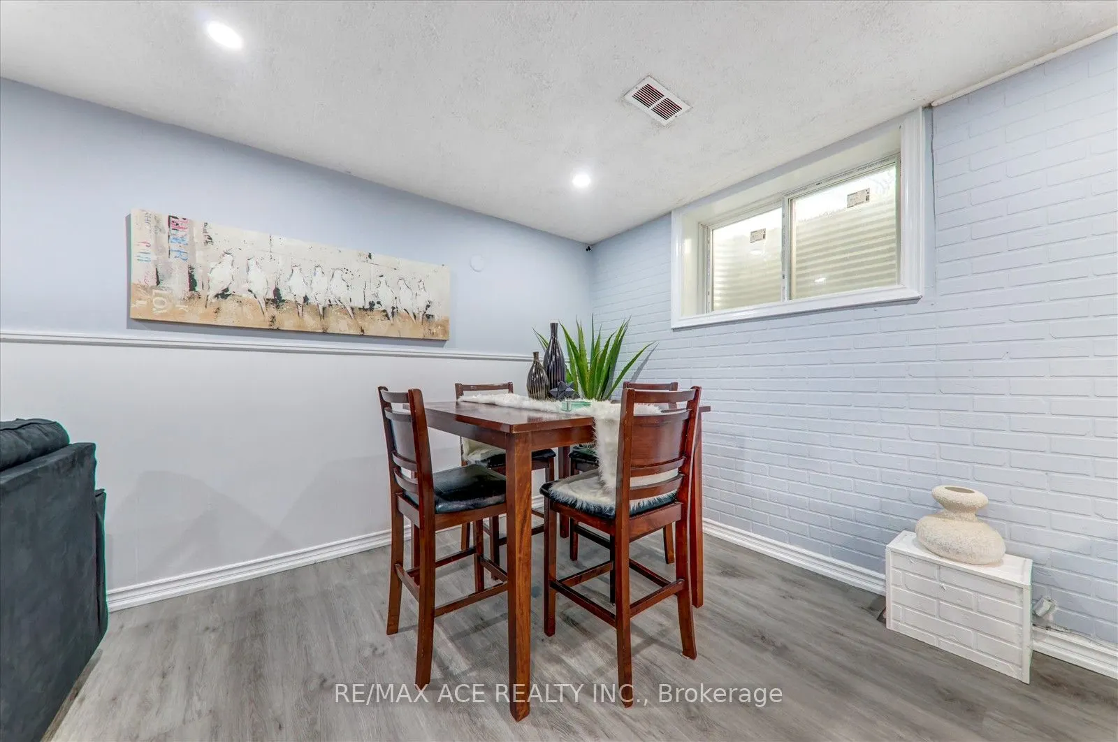 121 Cultra Square