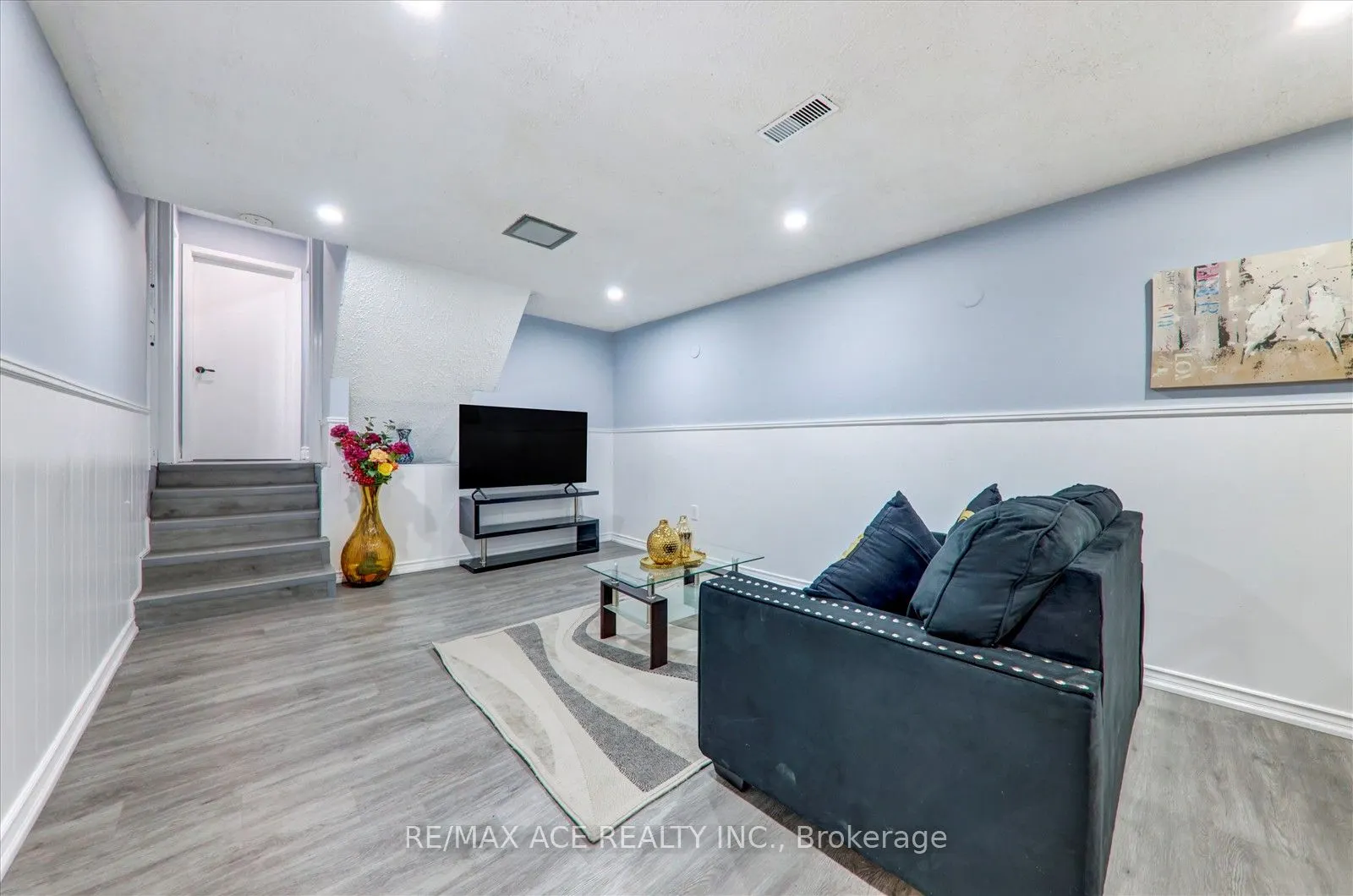 121 Cultra Square