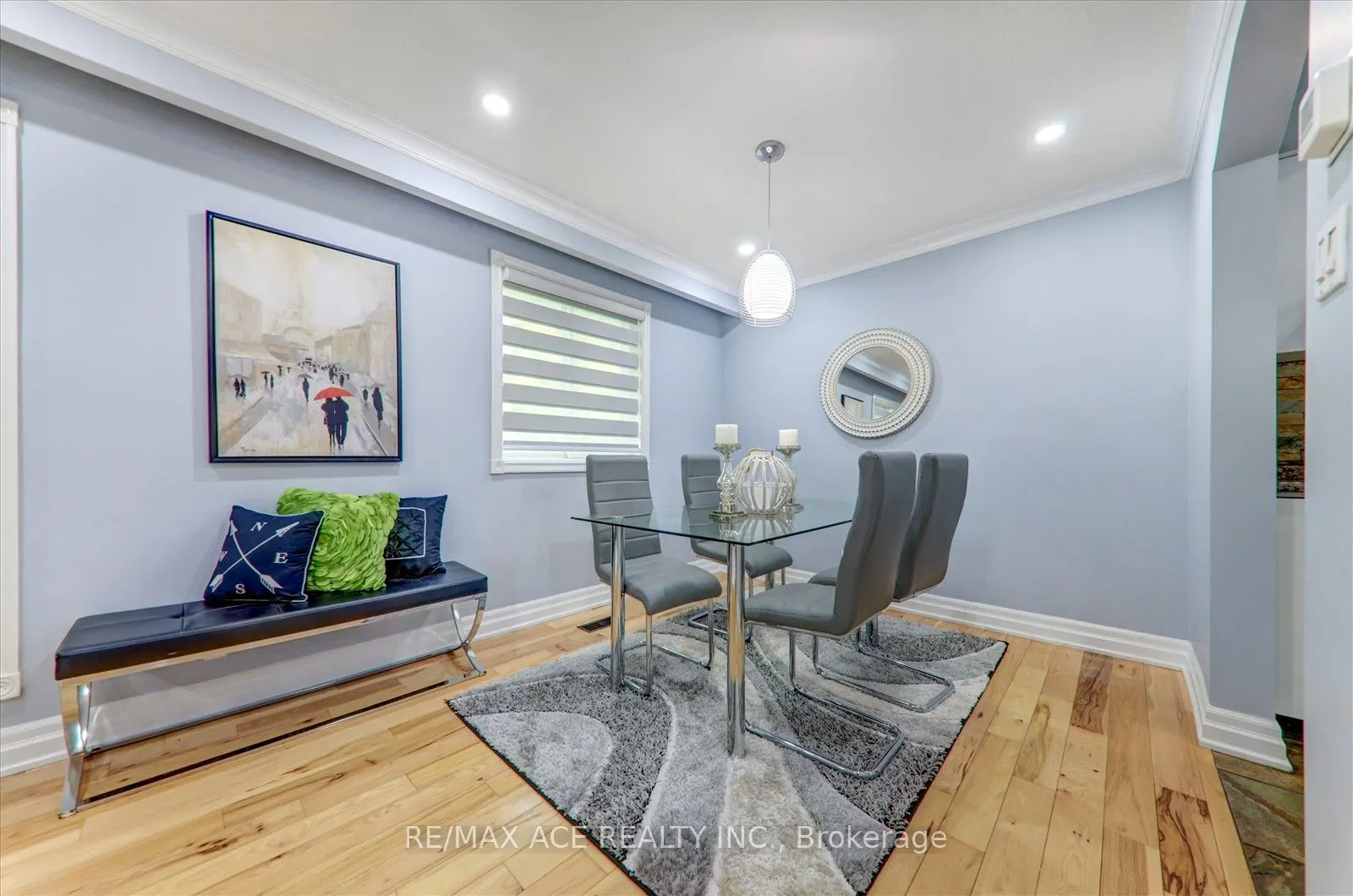 121 Cultra Square