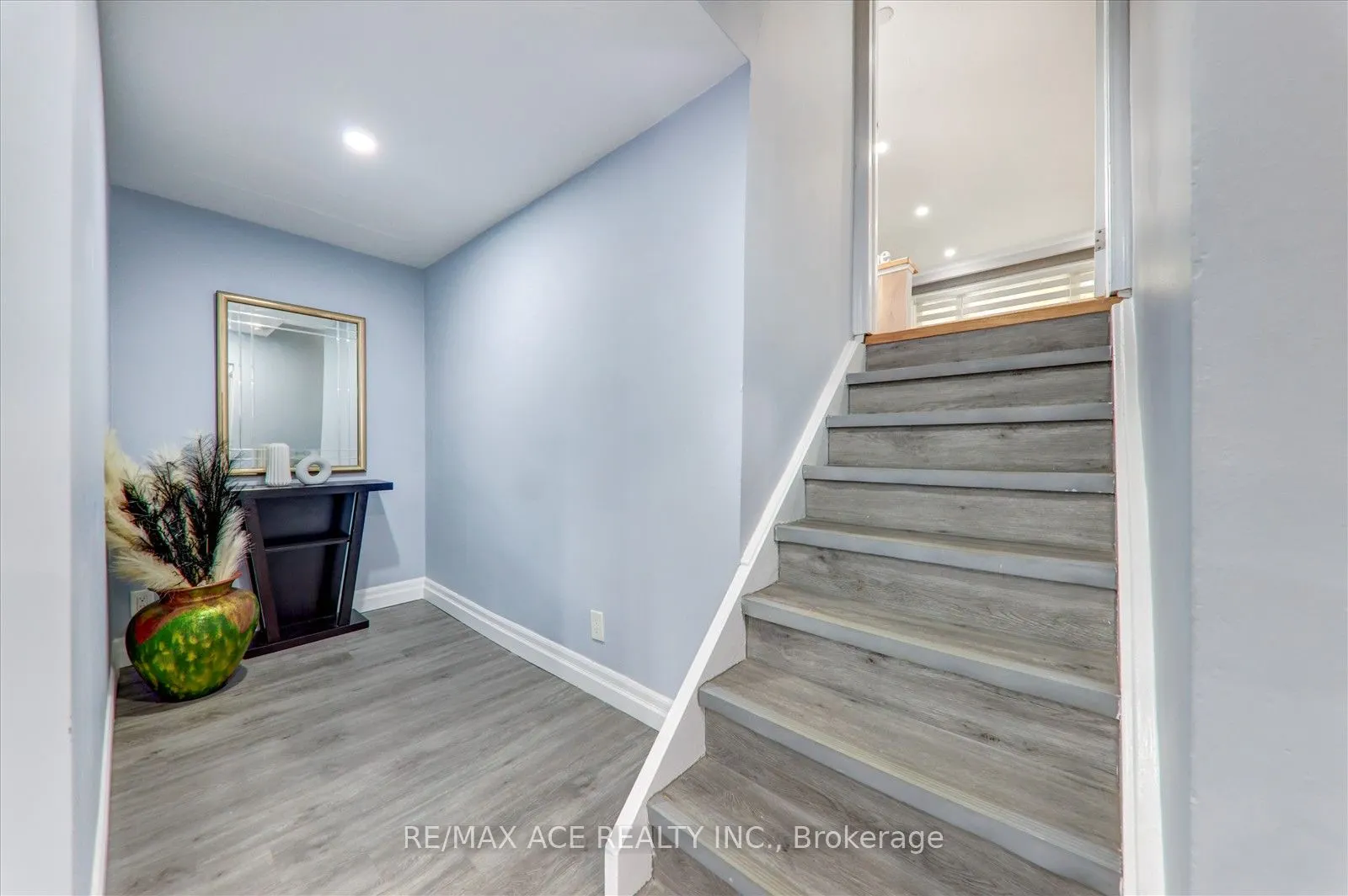 121 Cultra Square