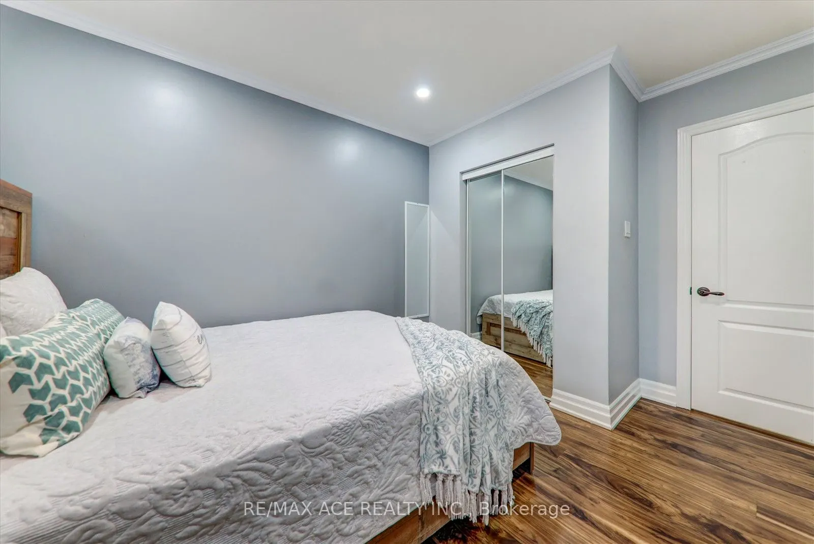 121 Cultra Square
