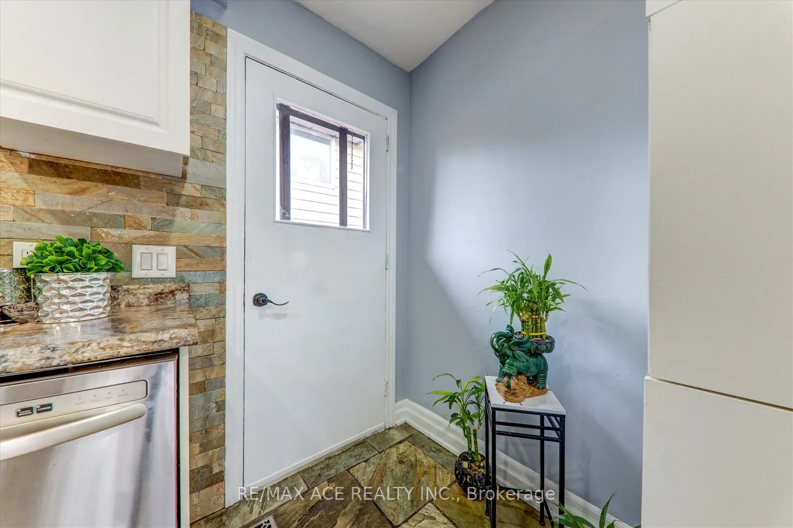 121 Cultra Square