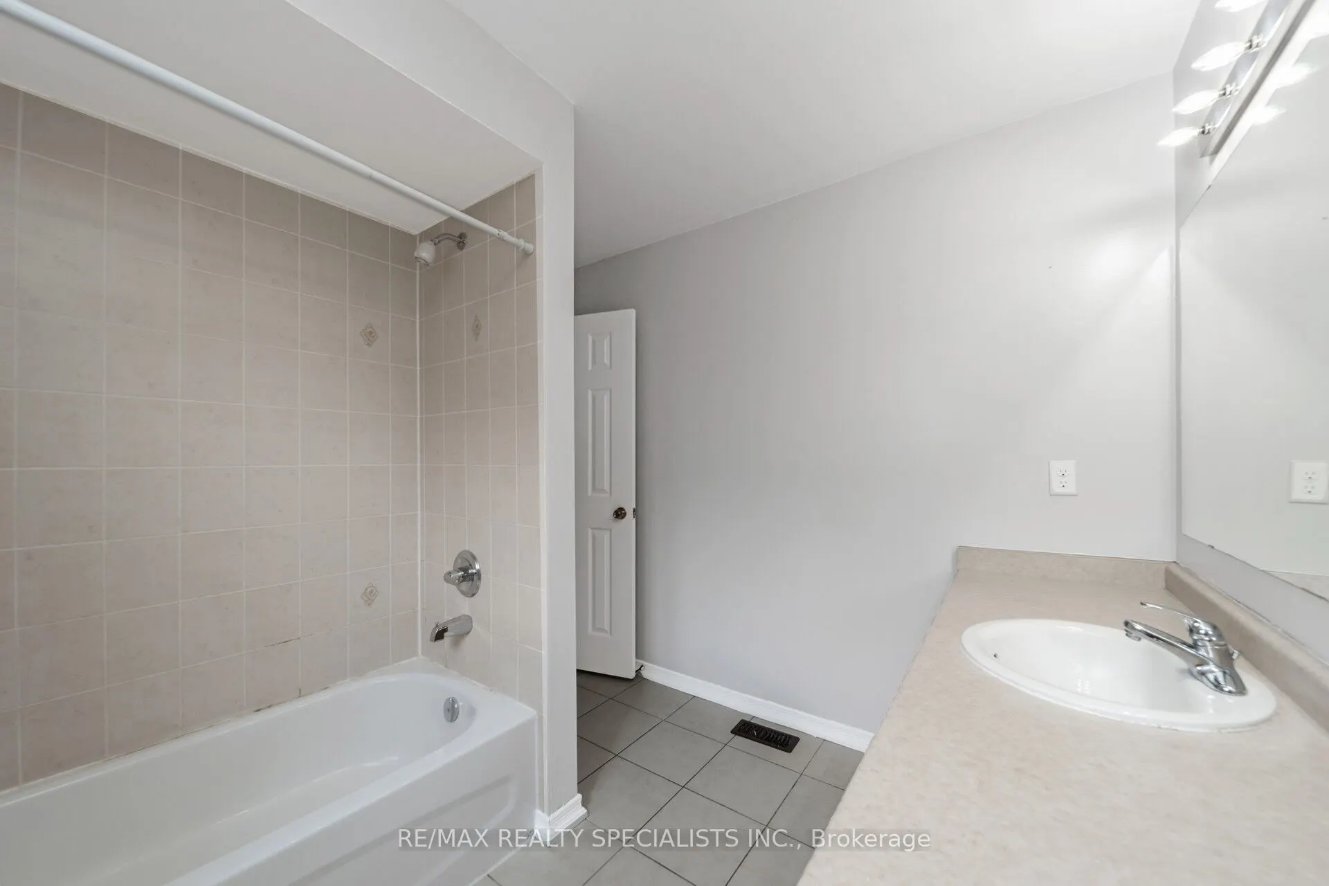 91 Laprade Square