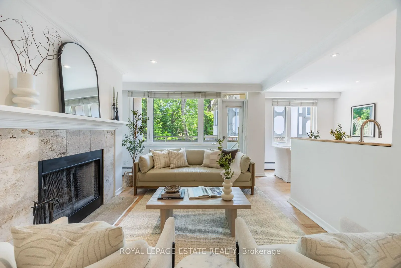 21 Benlamond Avenue, #4