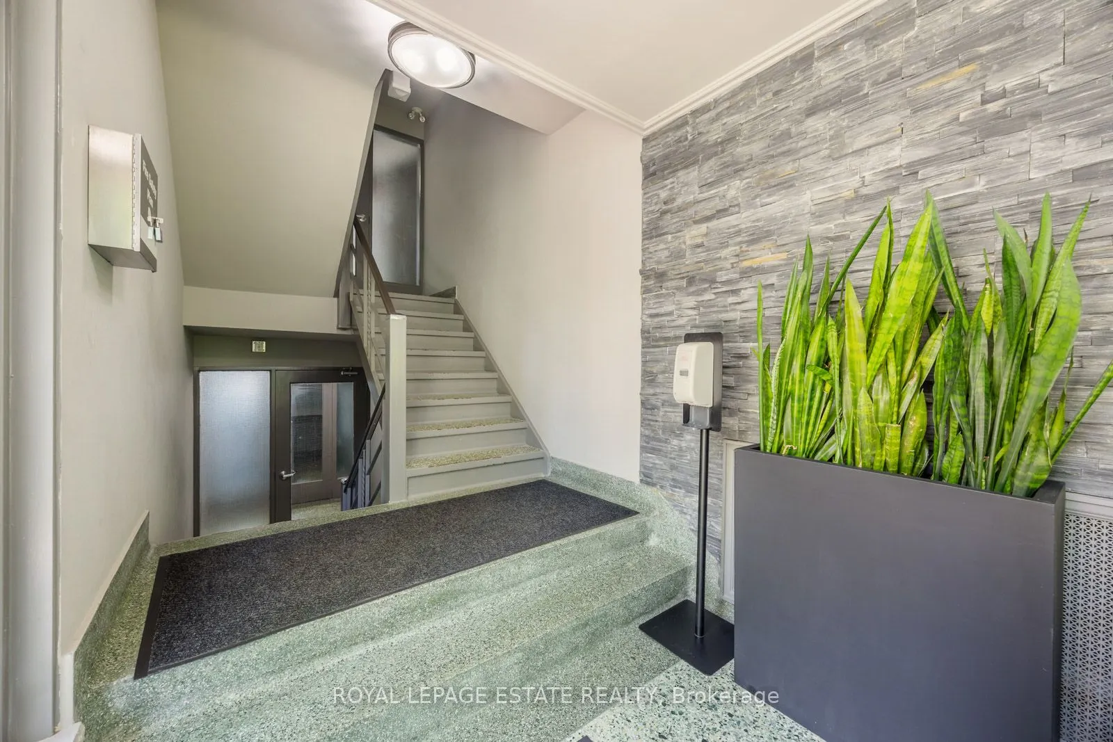 21 Benlamond Avenue, #4