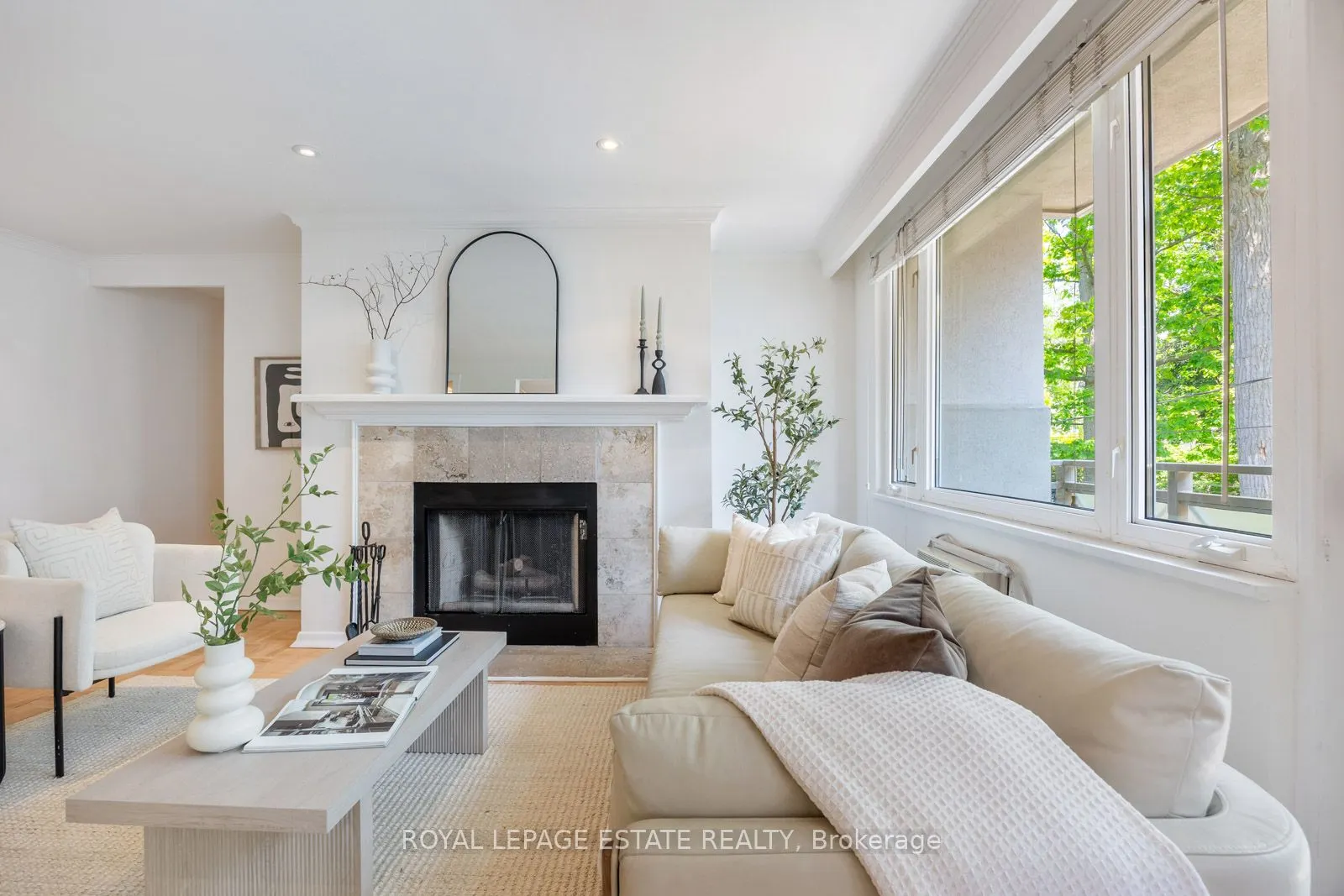 21 Benlamond Avenue, #4