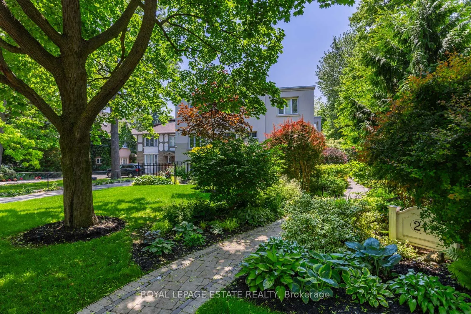 21 Benlamond Avenue, #4