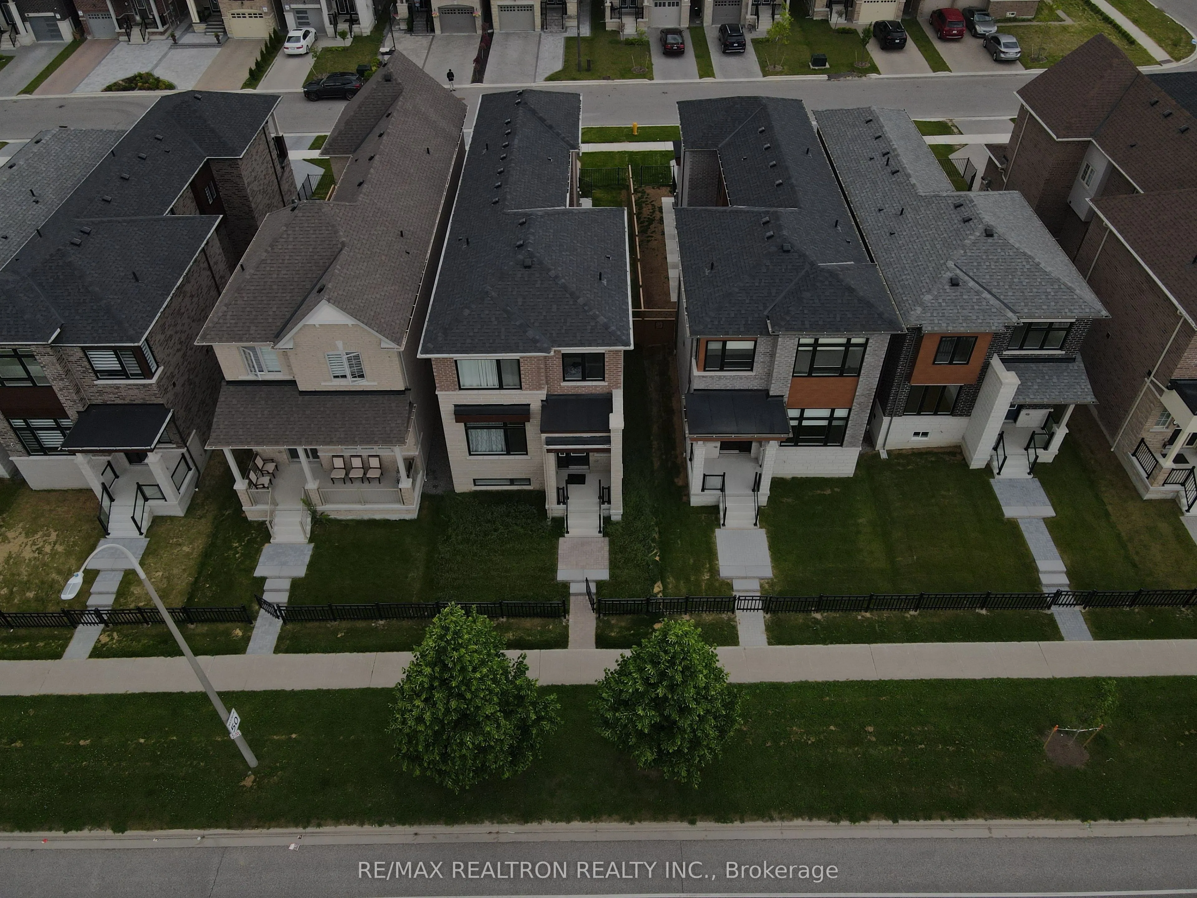 9 Mountainside Crescent
