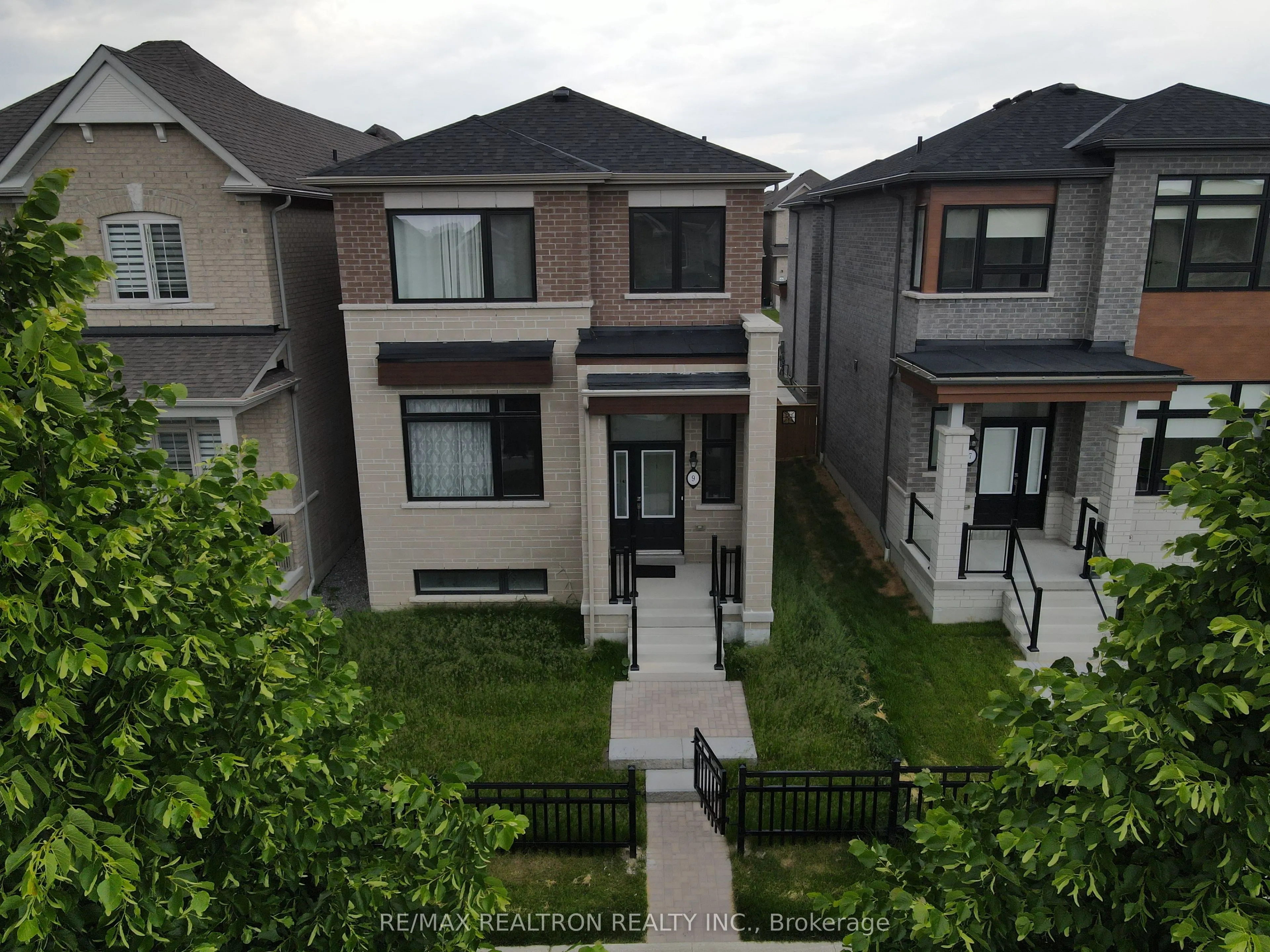9 Mountainside Crescent