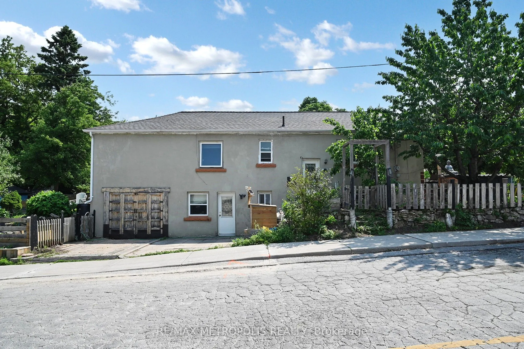 982 Cosburn Avenue