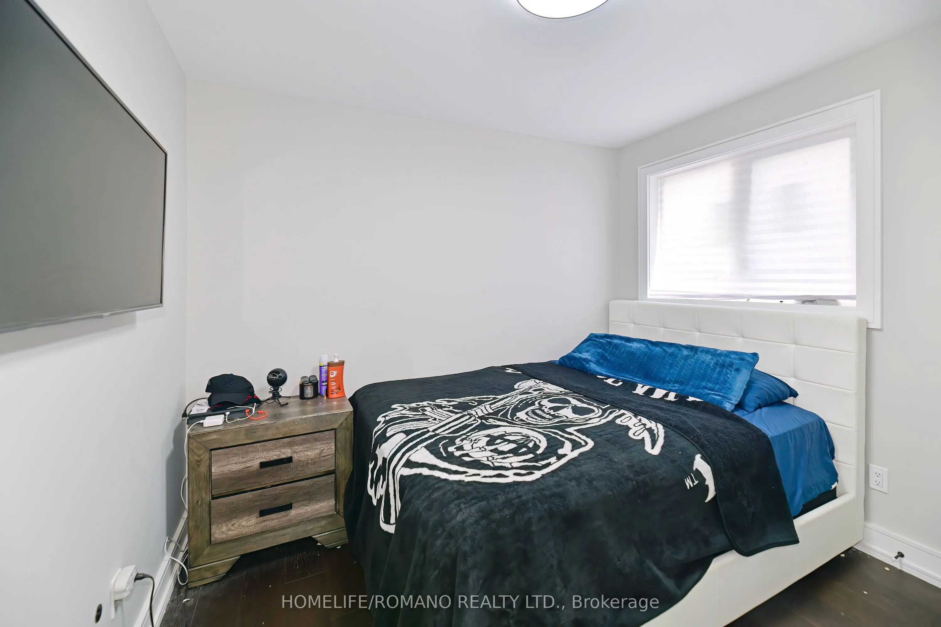 826 Krosno Boulevard W