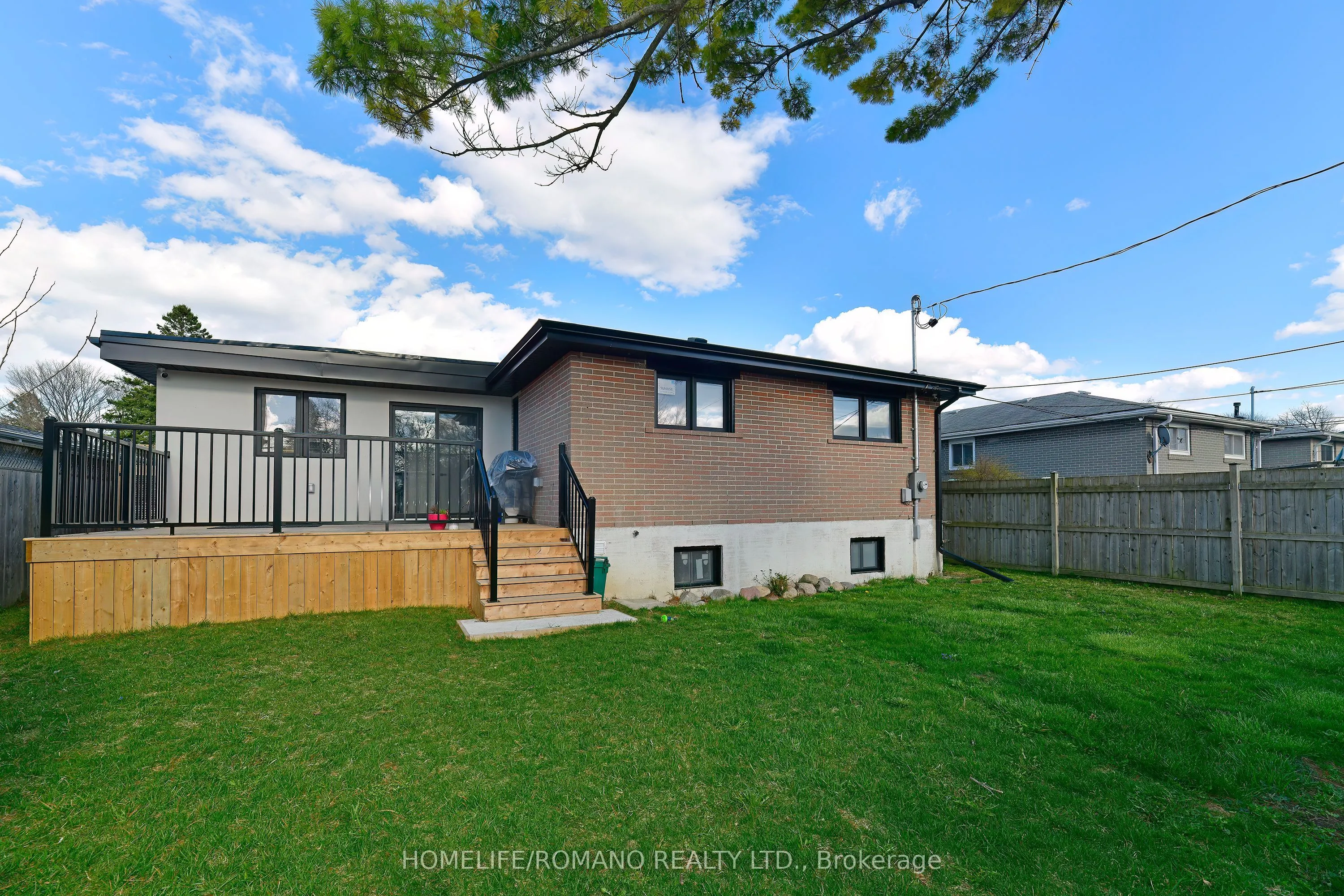 826 Krosno Boulevard W