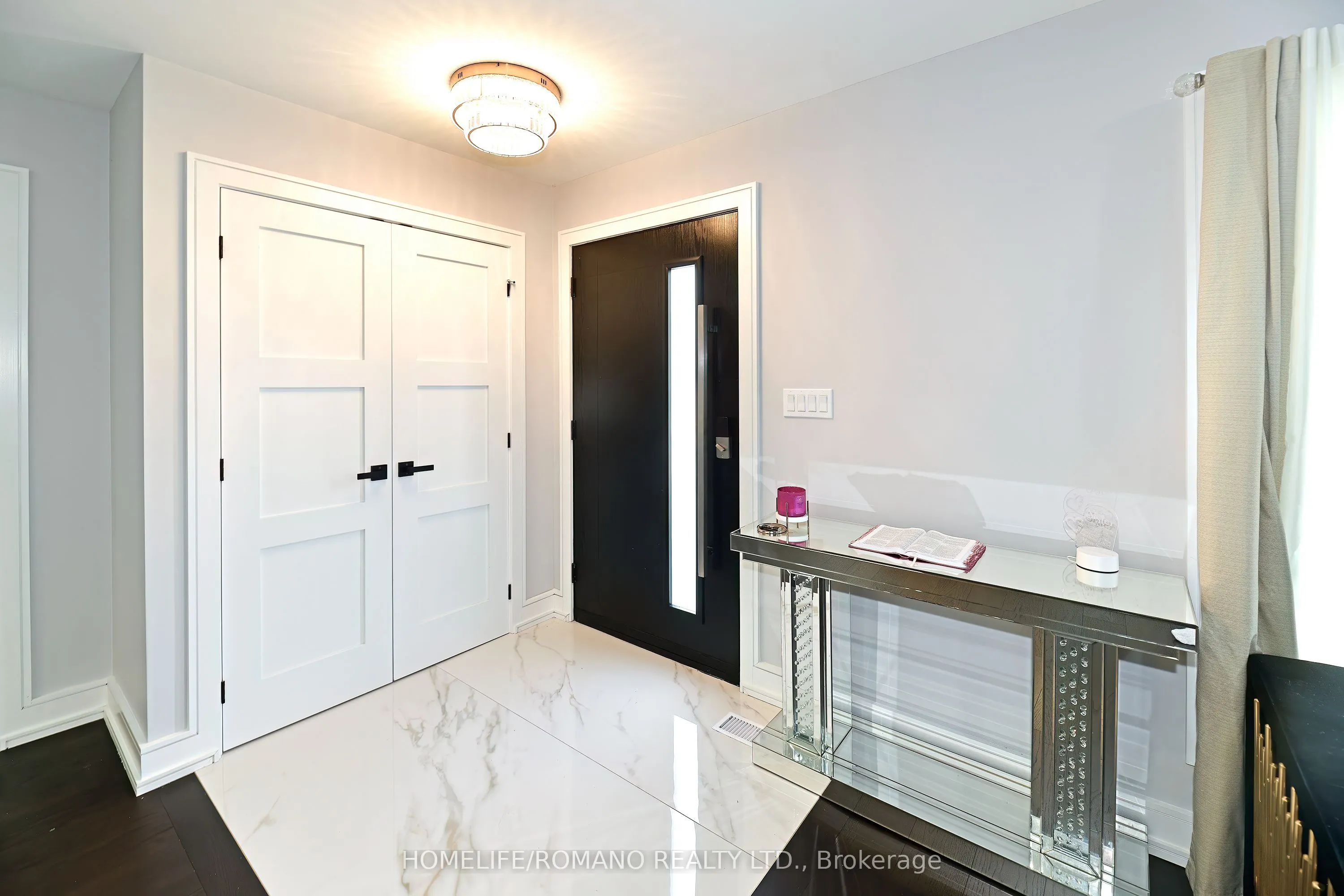 826 Krosno Boulevard W