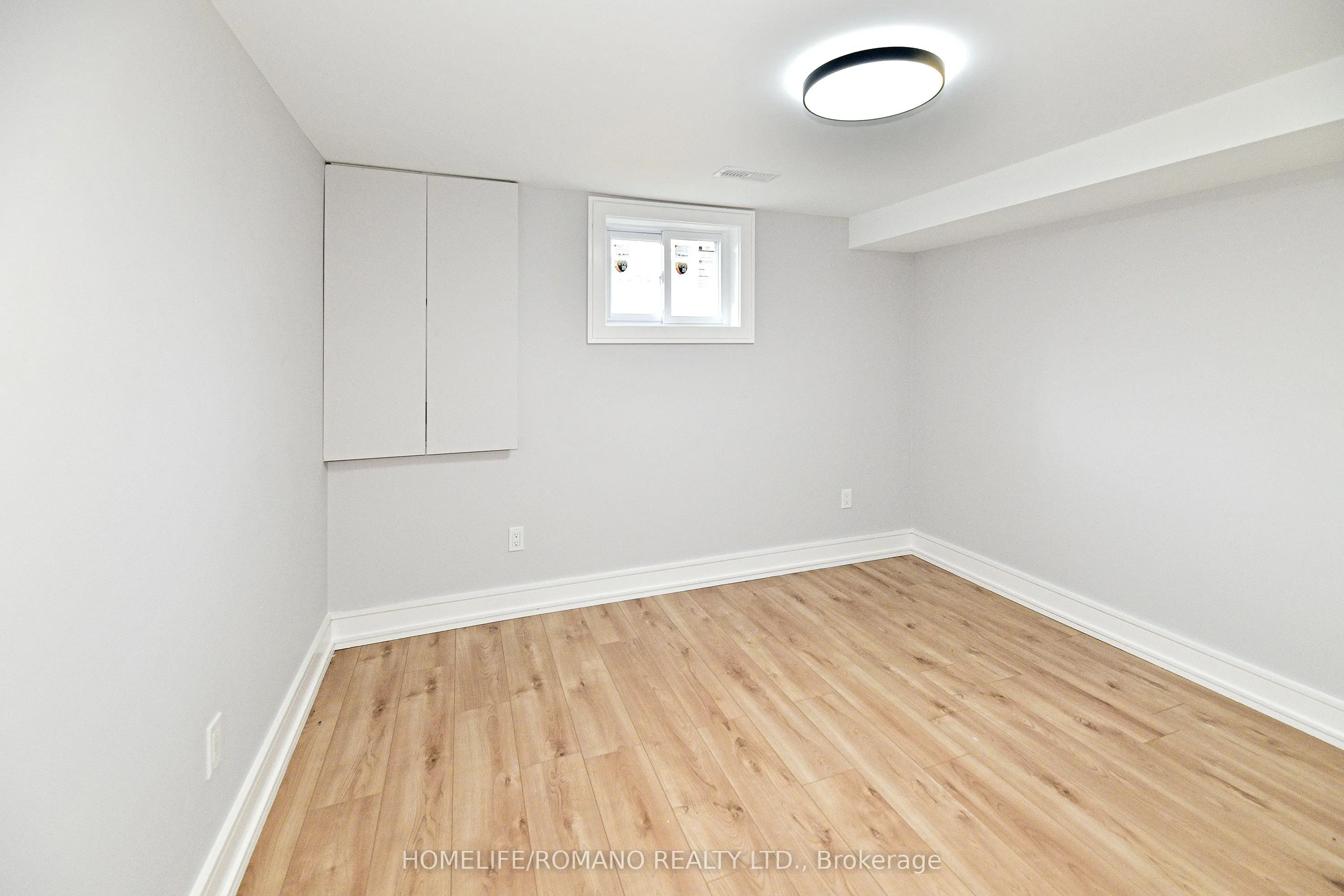 826 Krosno Boulevard W