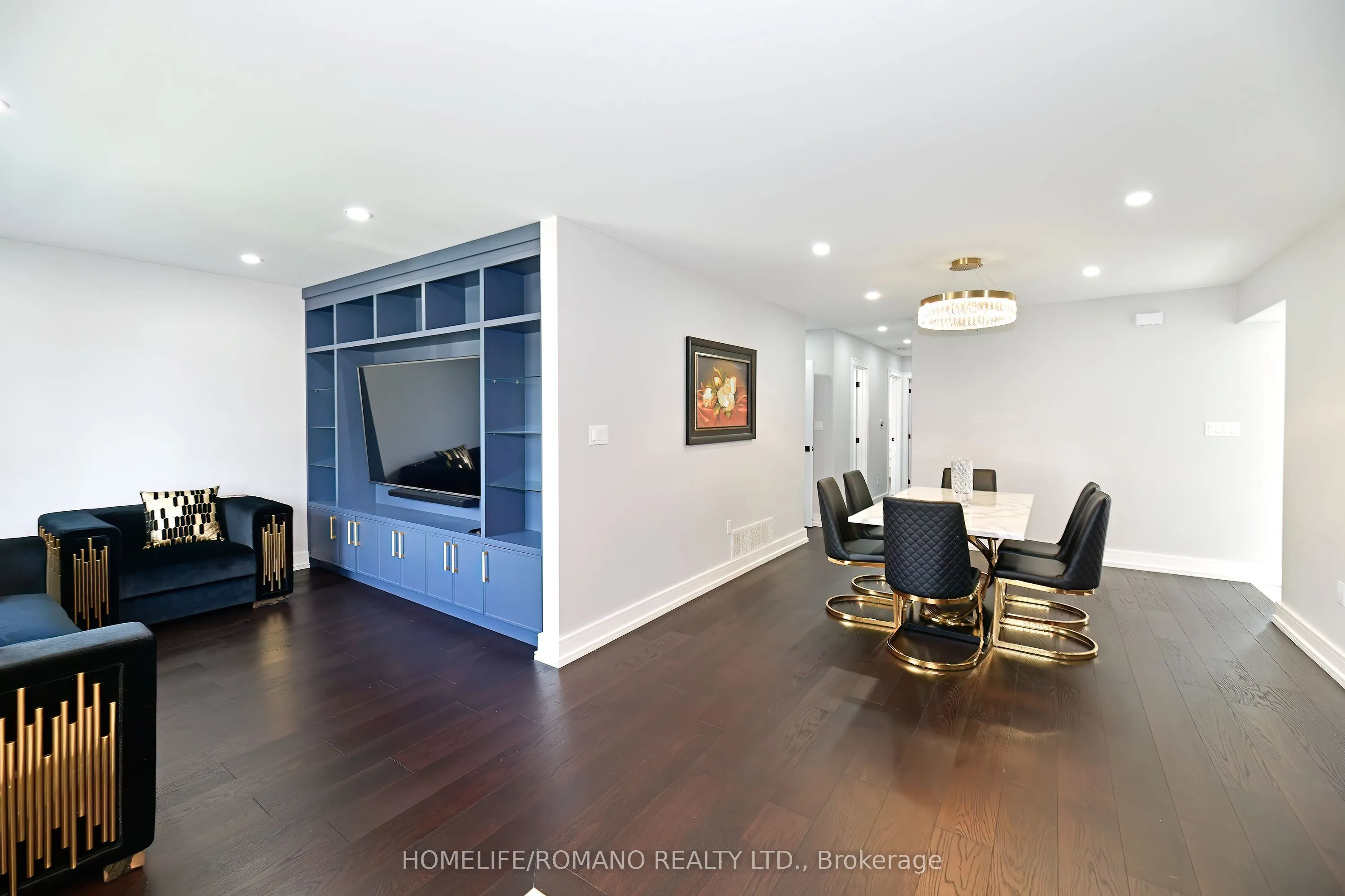 826 Krosno Boulevard W