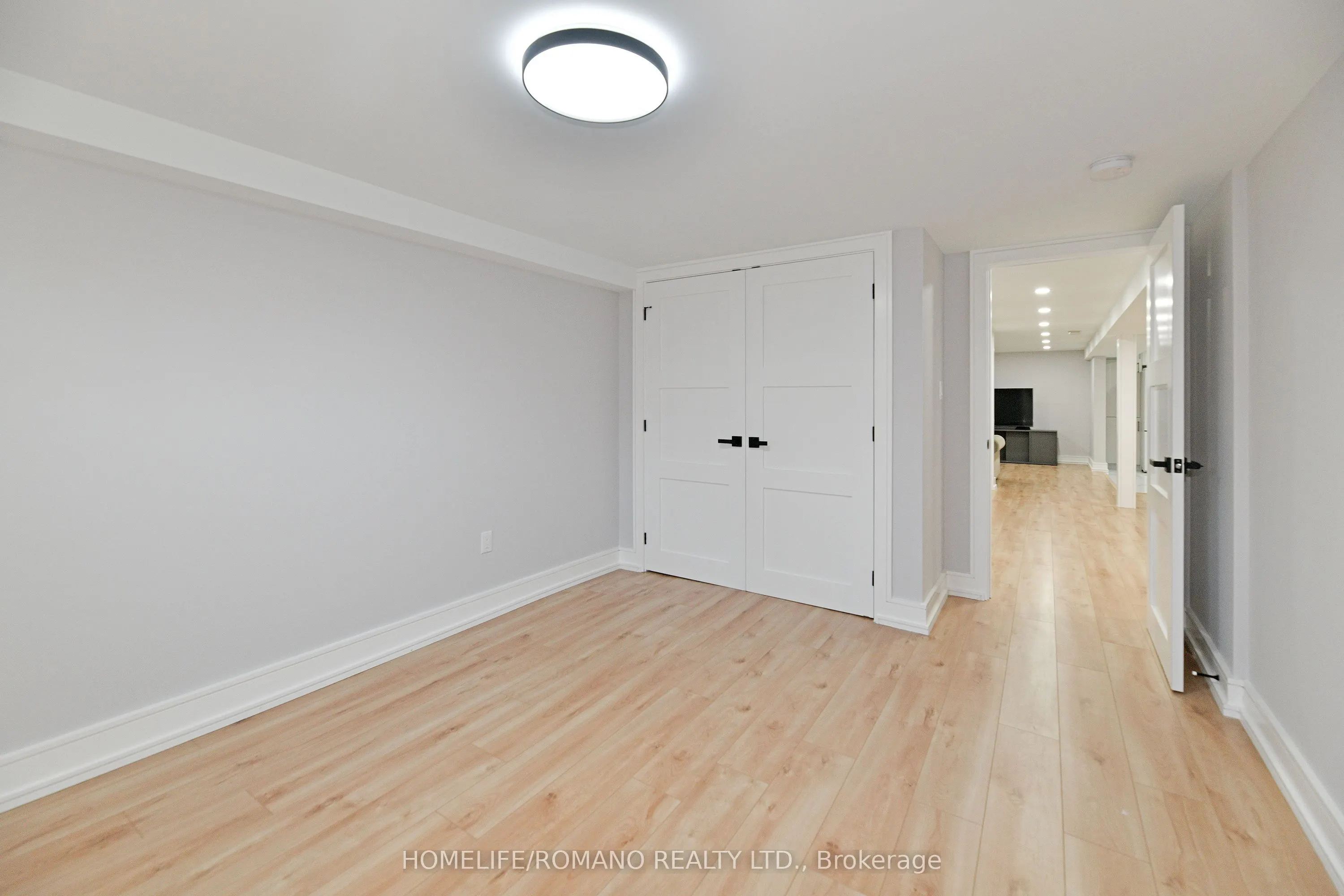826 Krosno Boulevard W