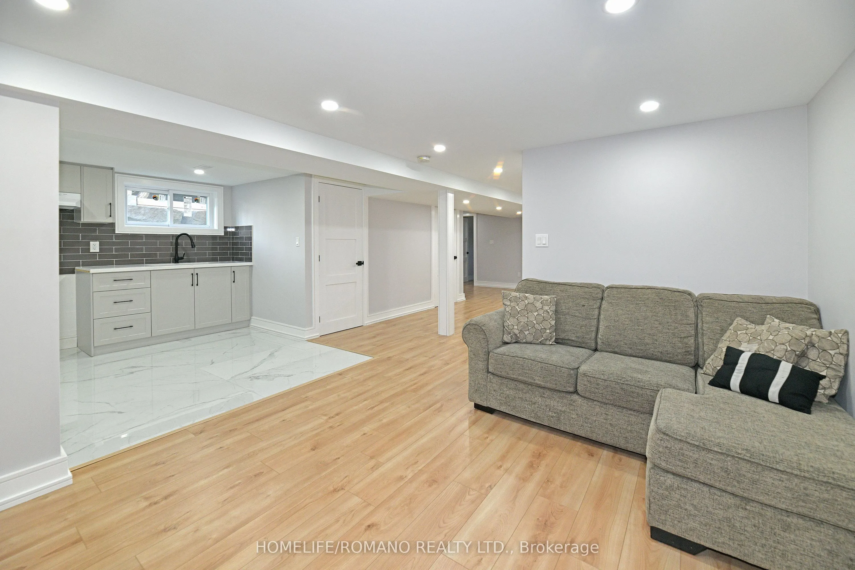 826 Krosno Boulevard W