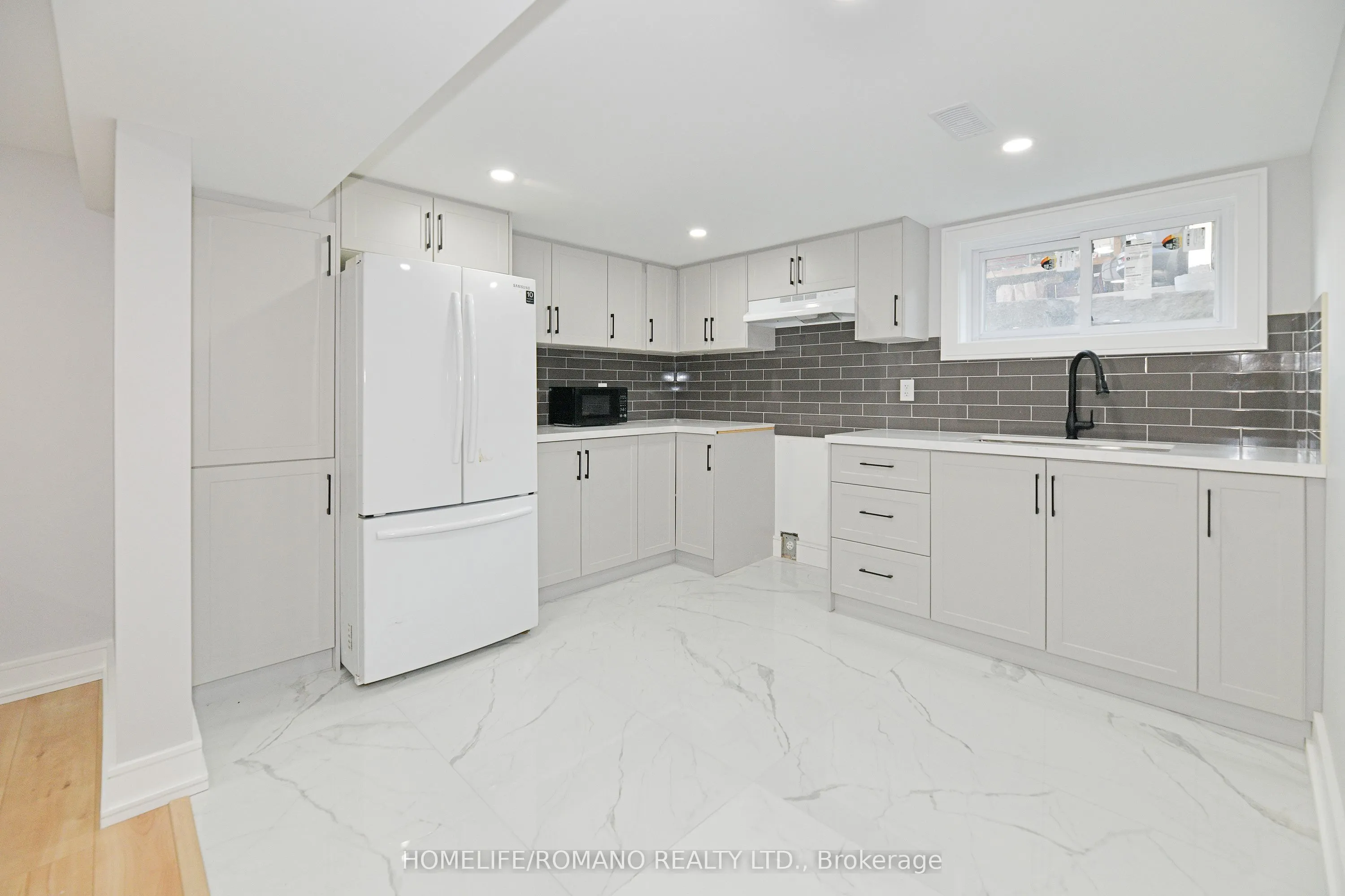 826 Krosno Boulevard W