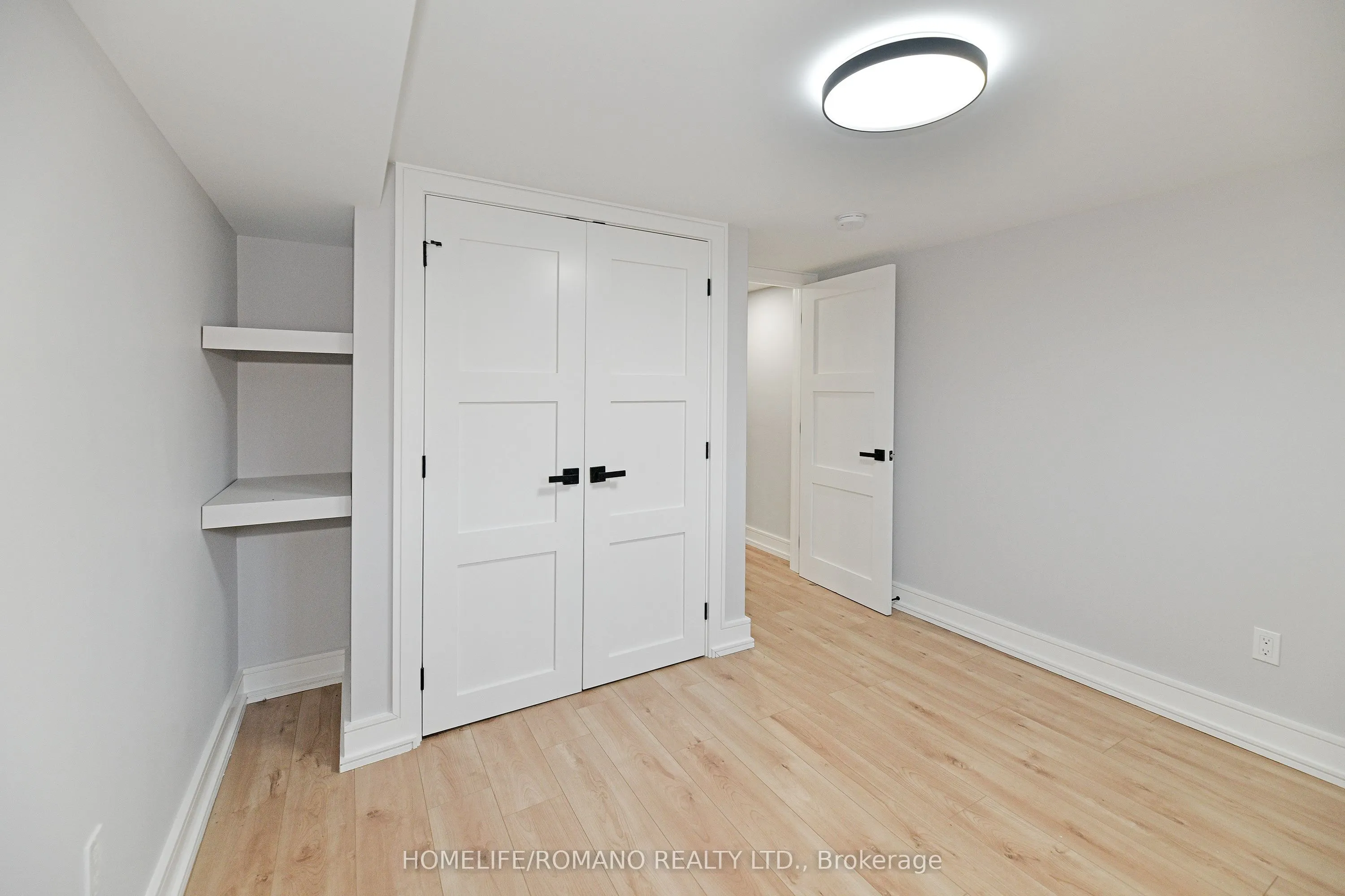 826 Krosno Boulevard W
