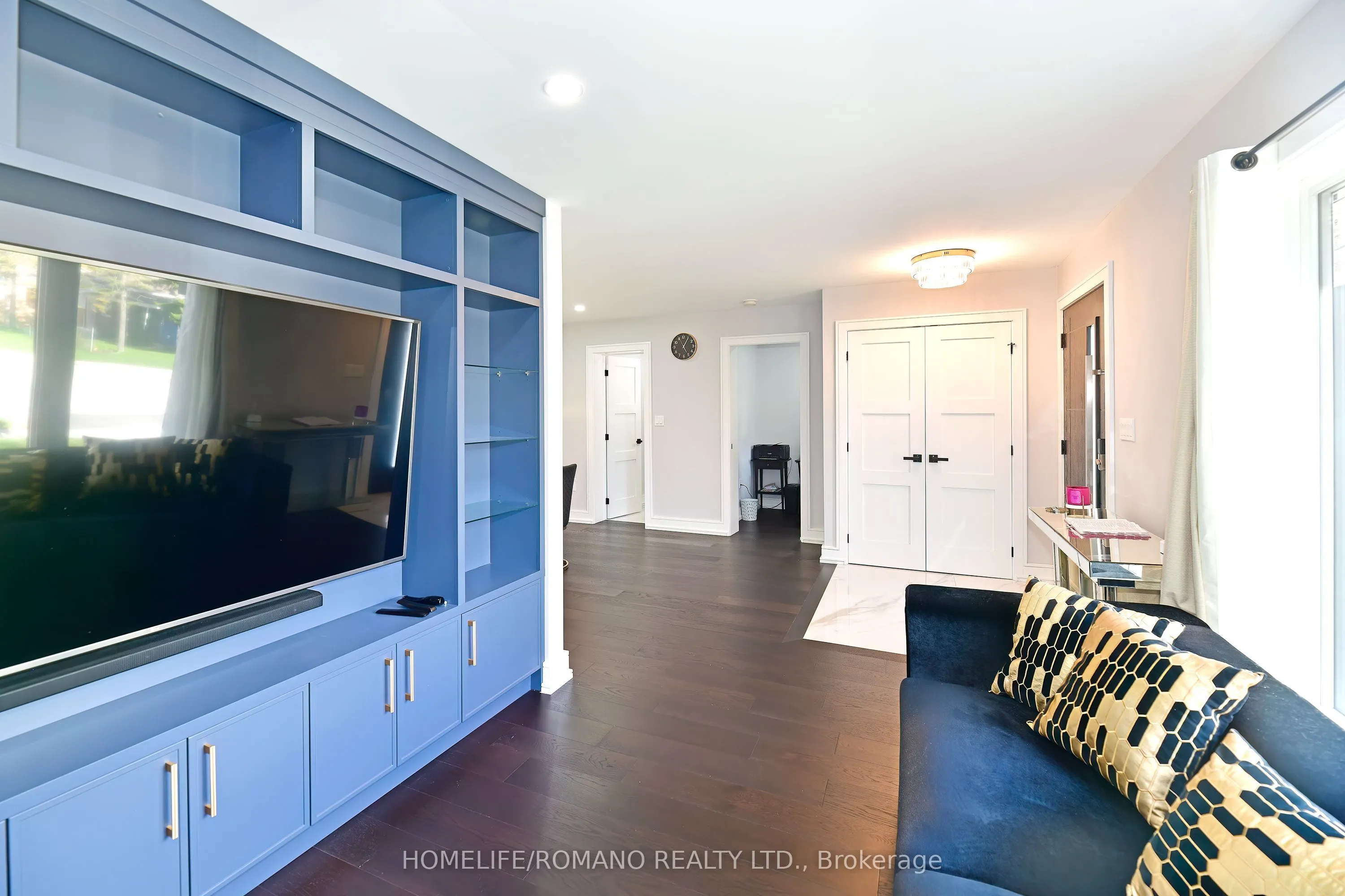 826 Krosno Boulevard W
