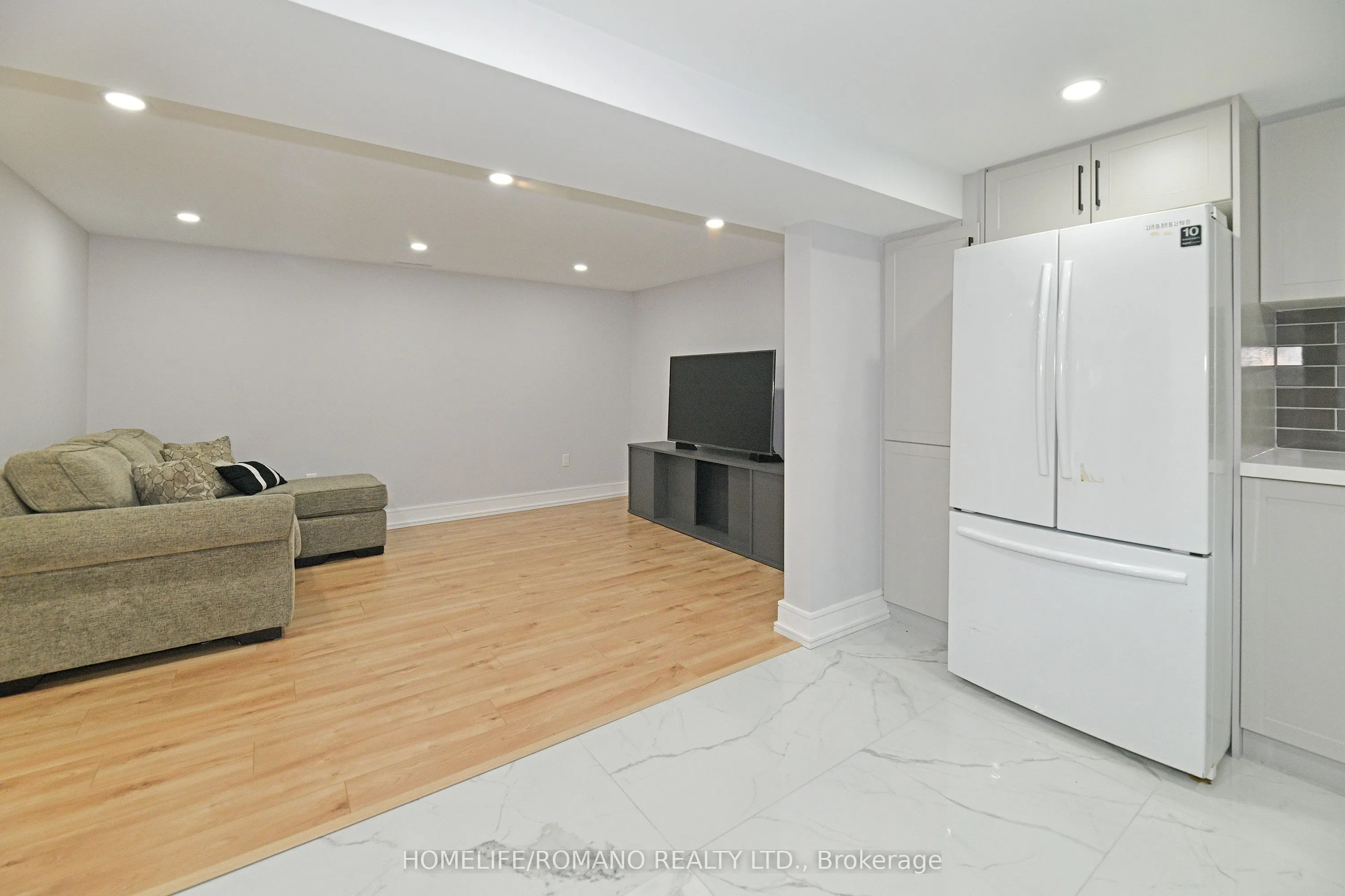 826 Krosno Boulevard W