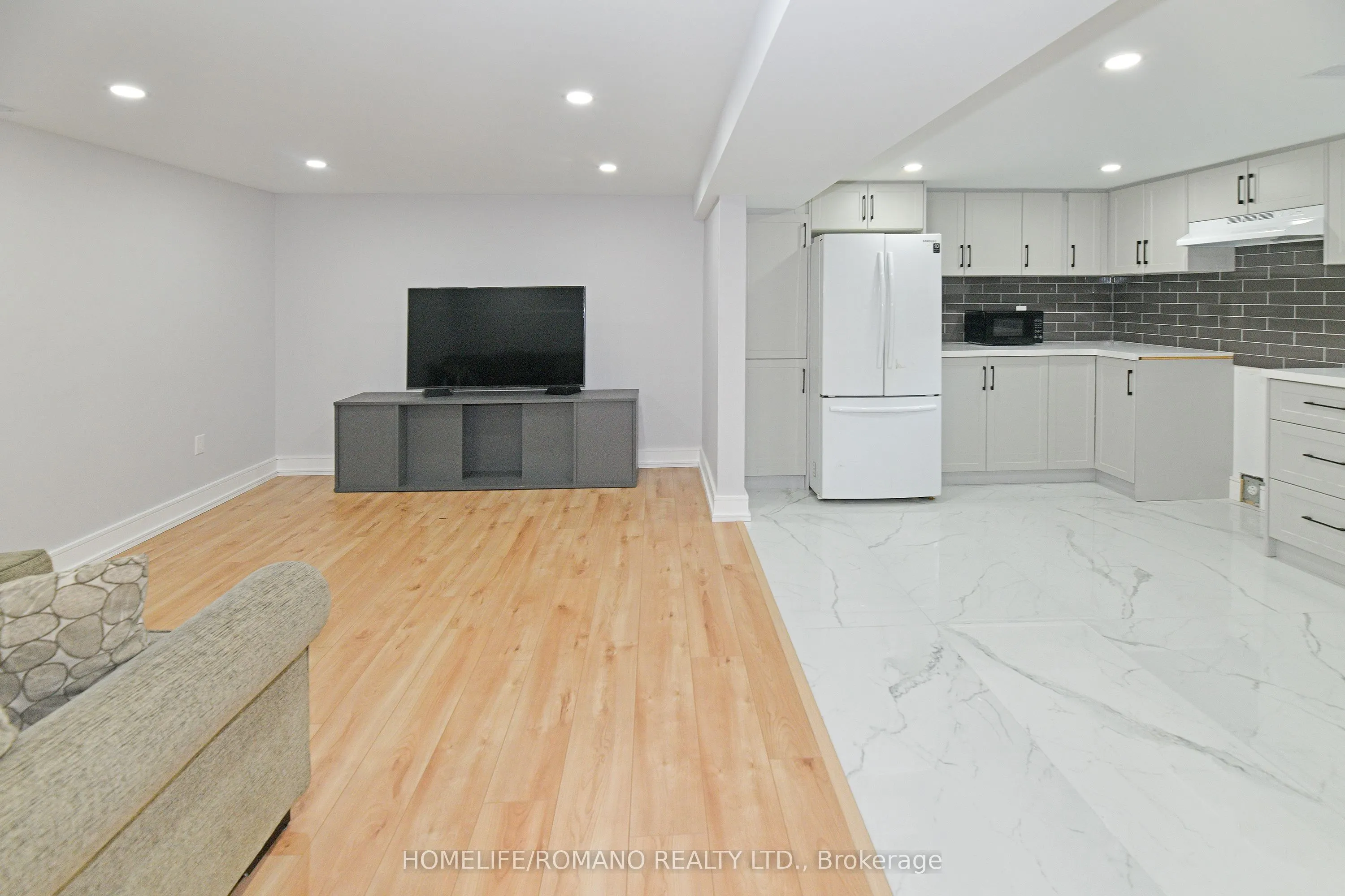 826 Krosno Boulevard W