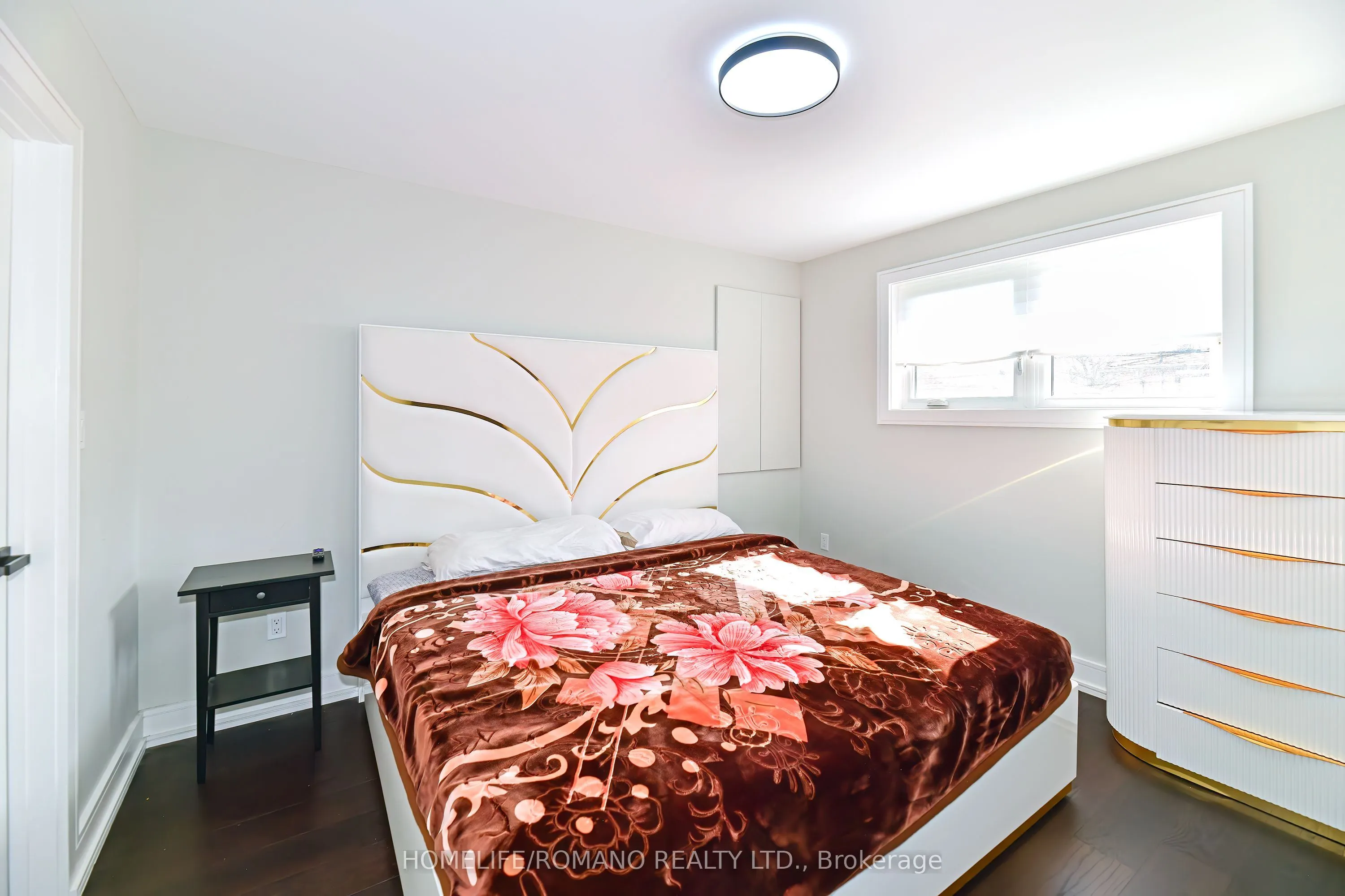826 Krosno Boulevard W