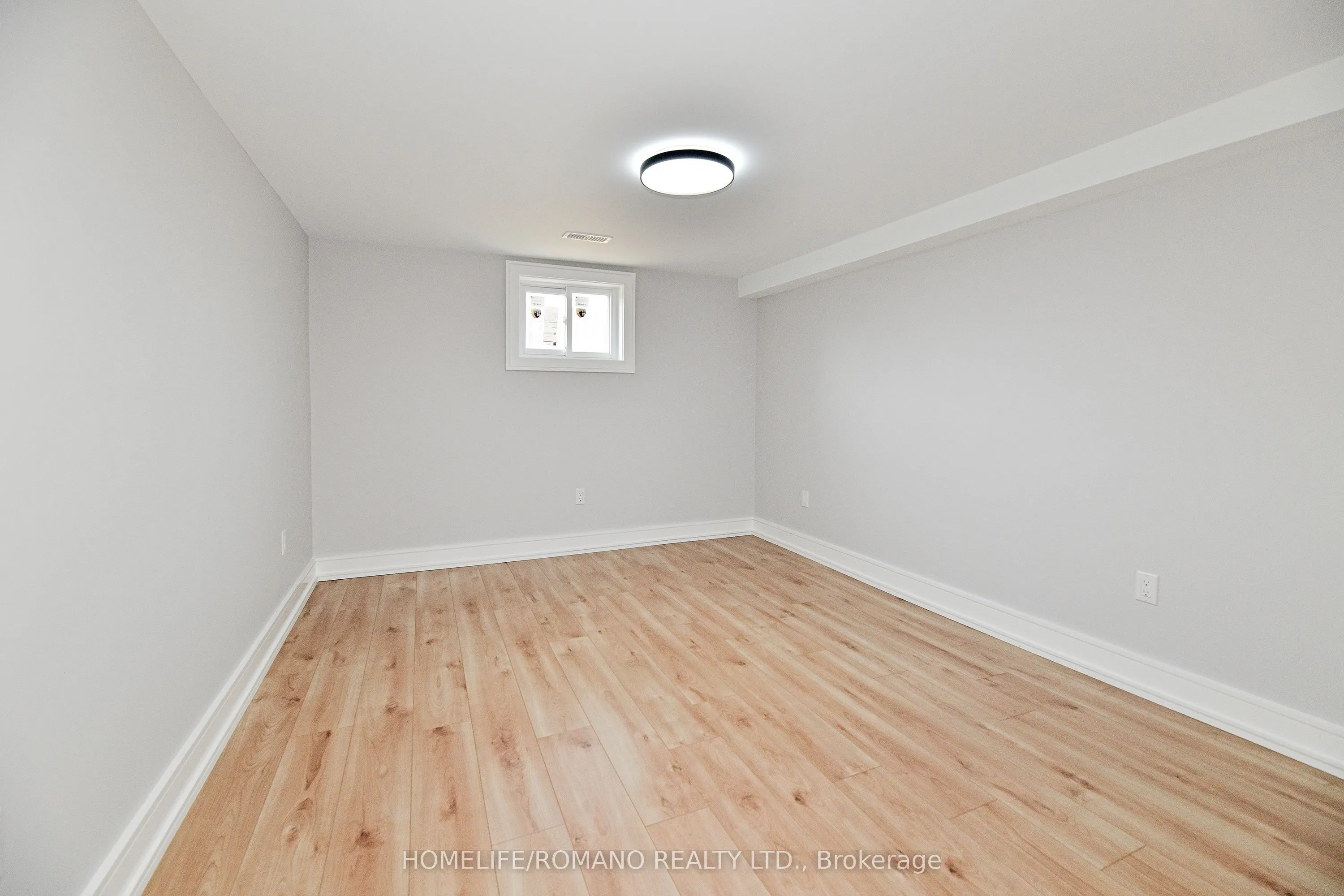 826 Krosno Boulevard W