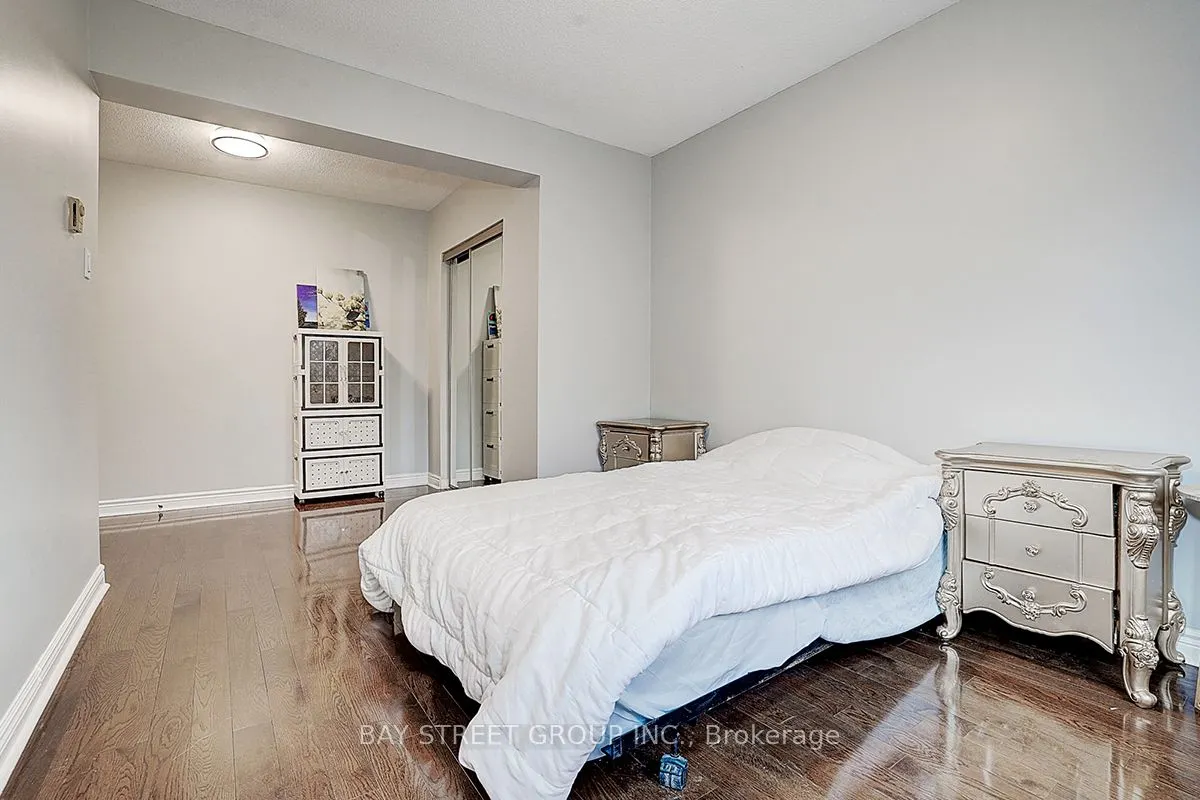 6 Larwood Boulevard