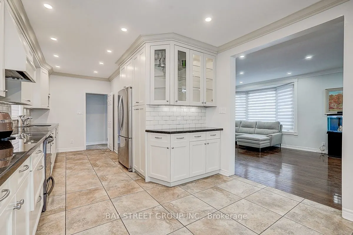 6 Larwood Boulevard