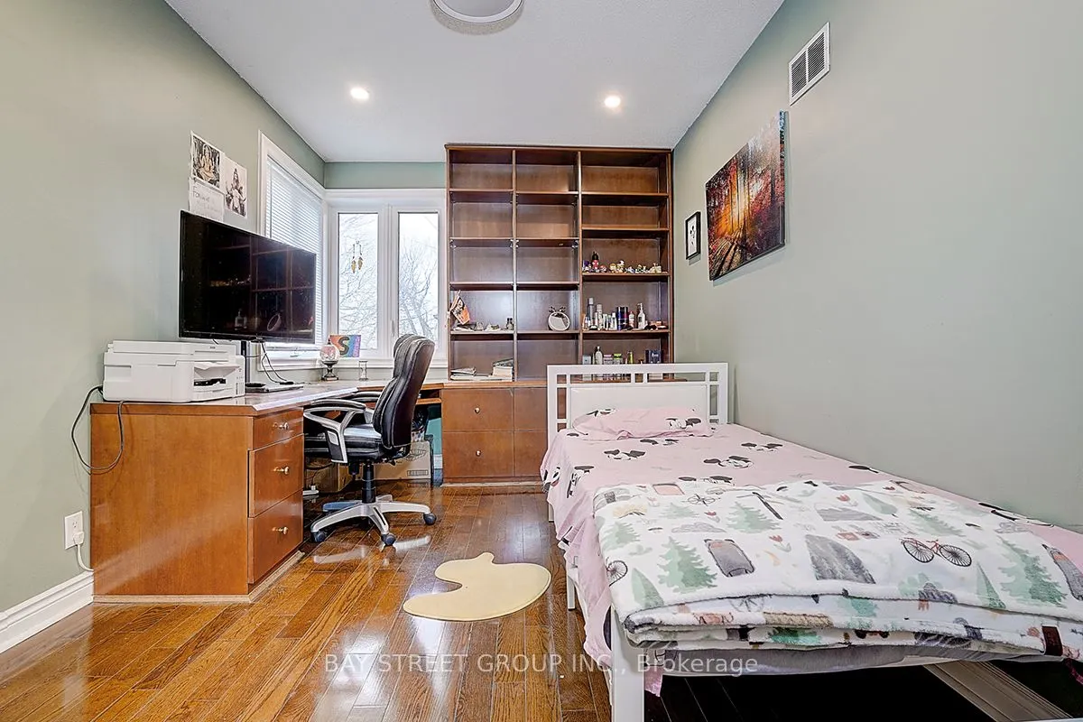6 Larwood Boulevard
