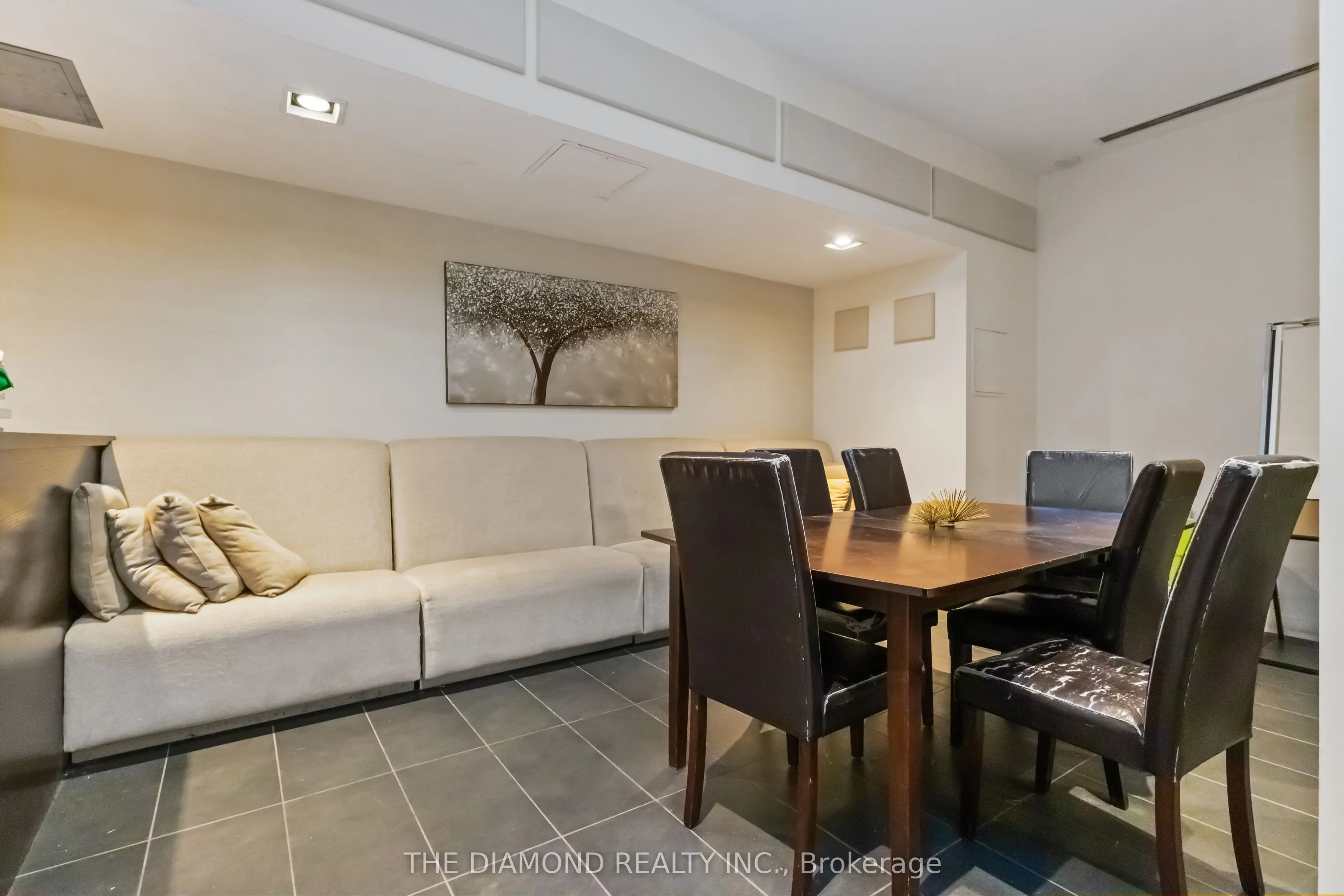 201 Carlaw Avenue, #255
