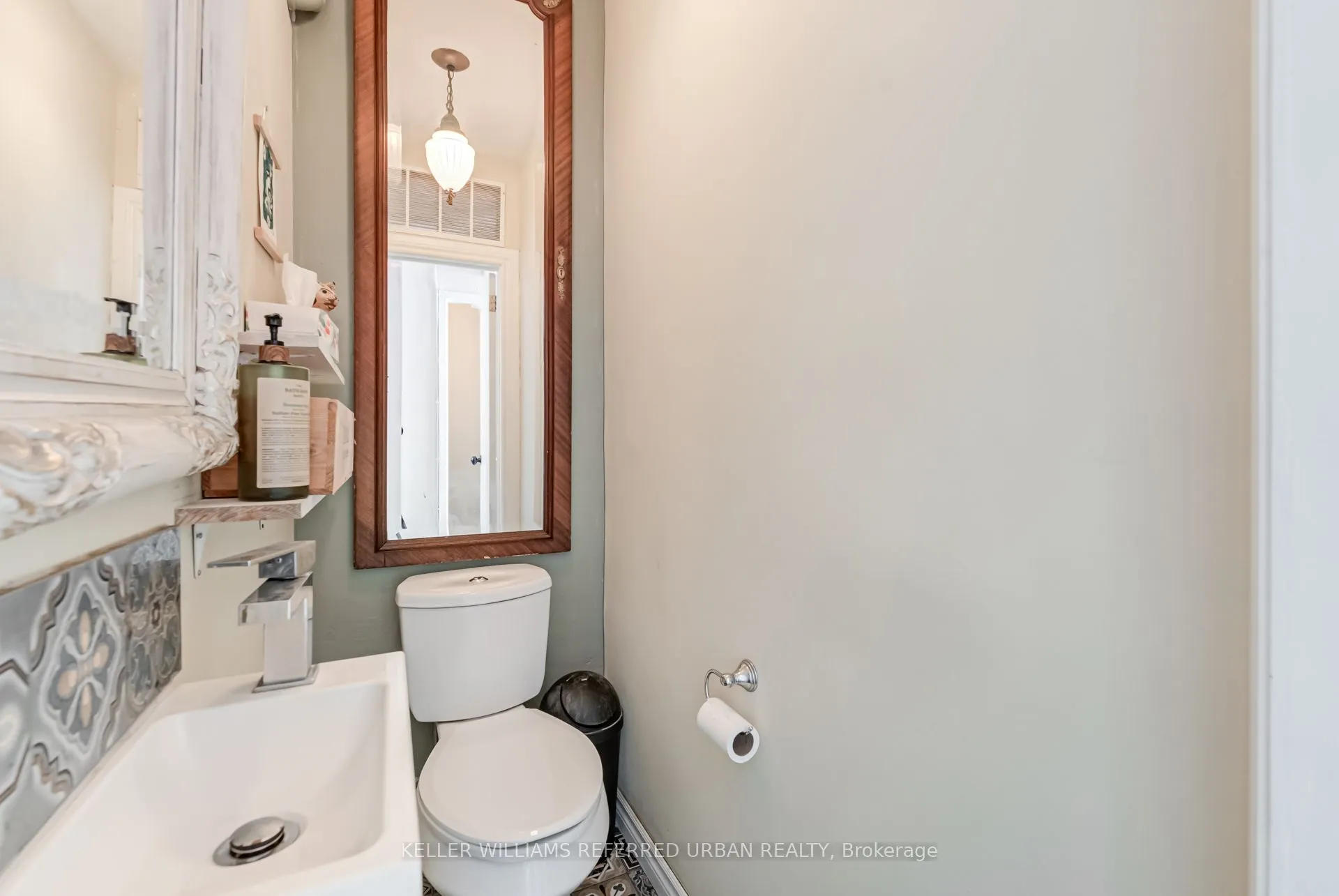 1118 Queen Street E