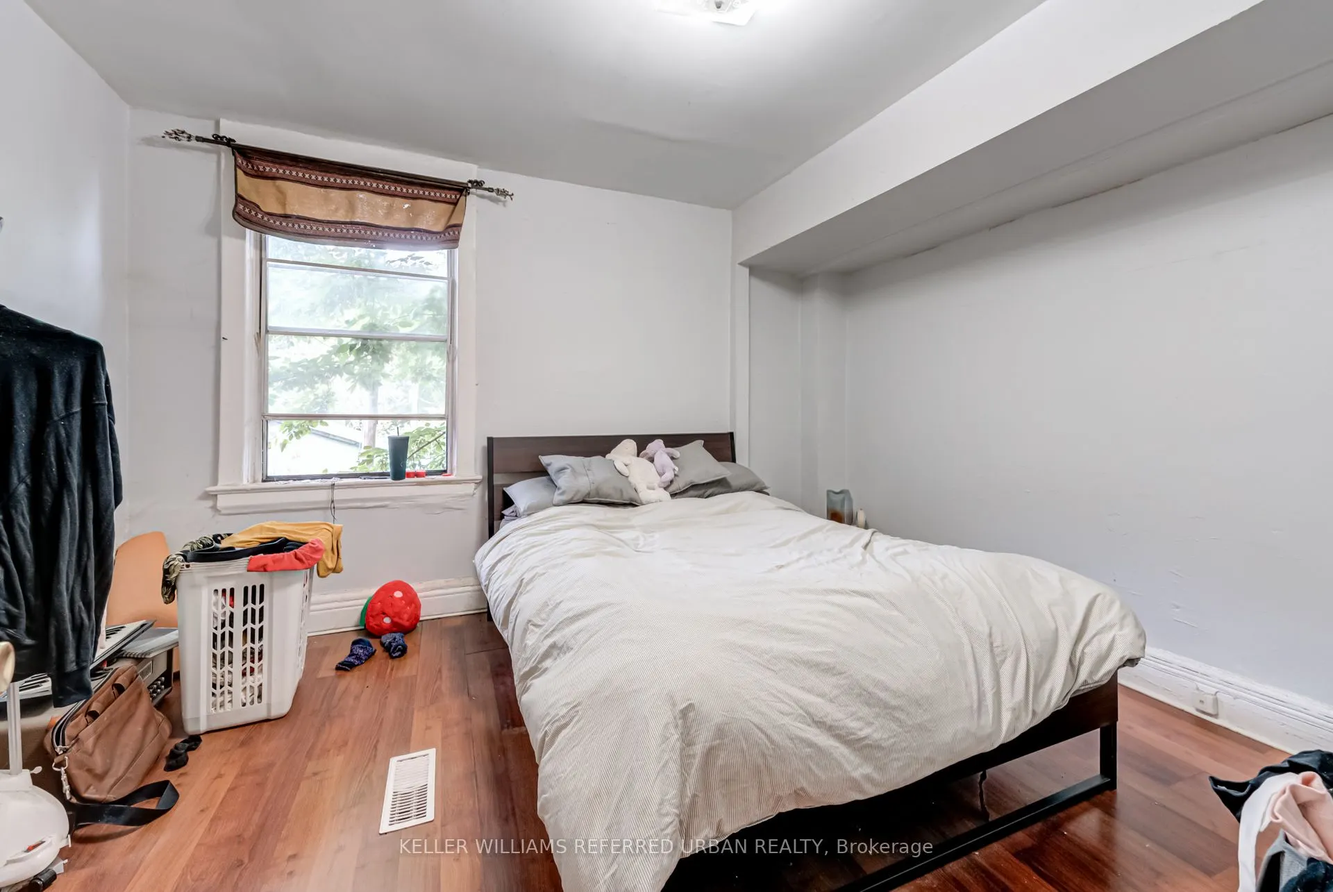 1118 Queen Street E