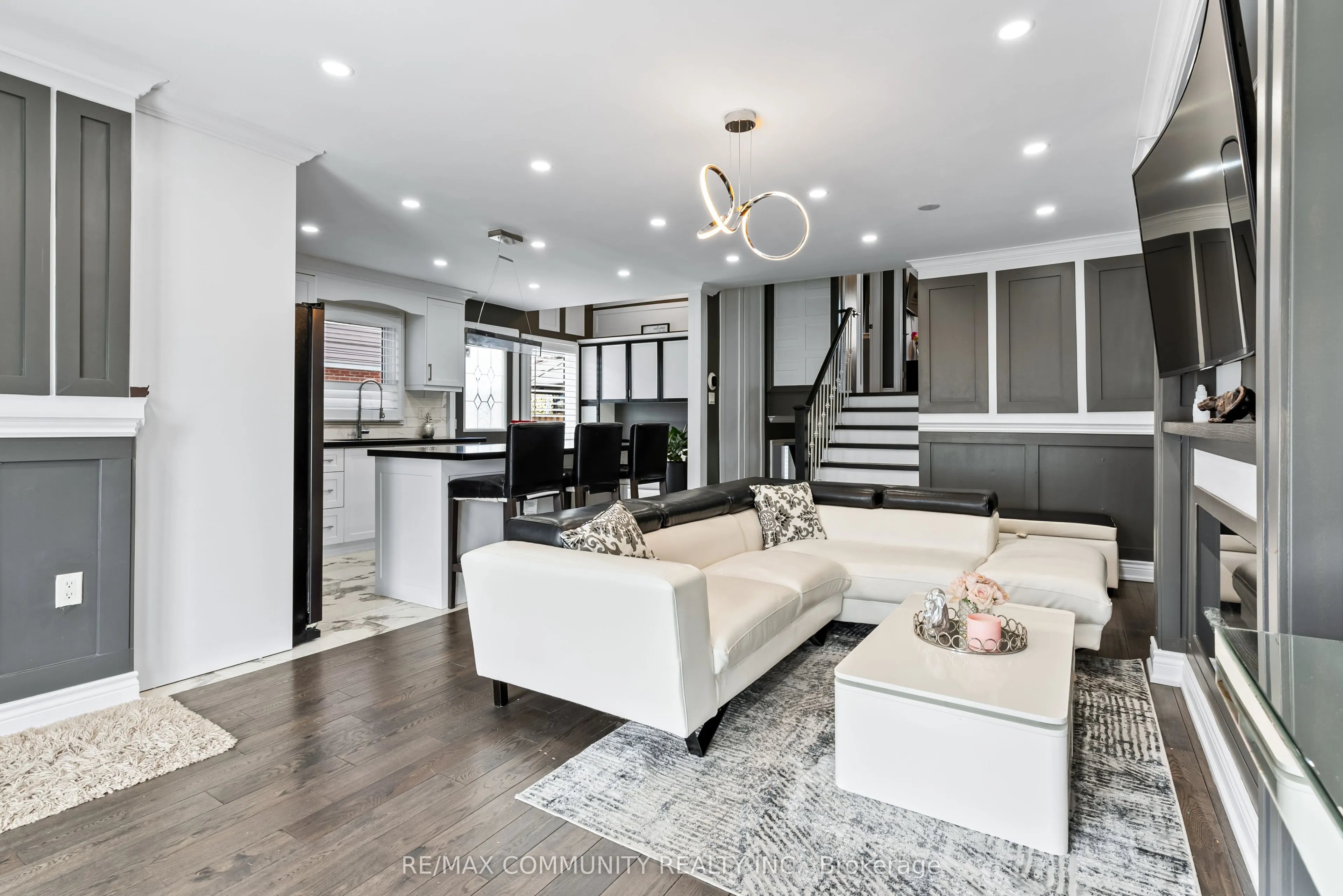 114 Panter Crescent