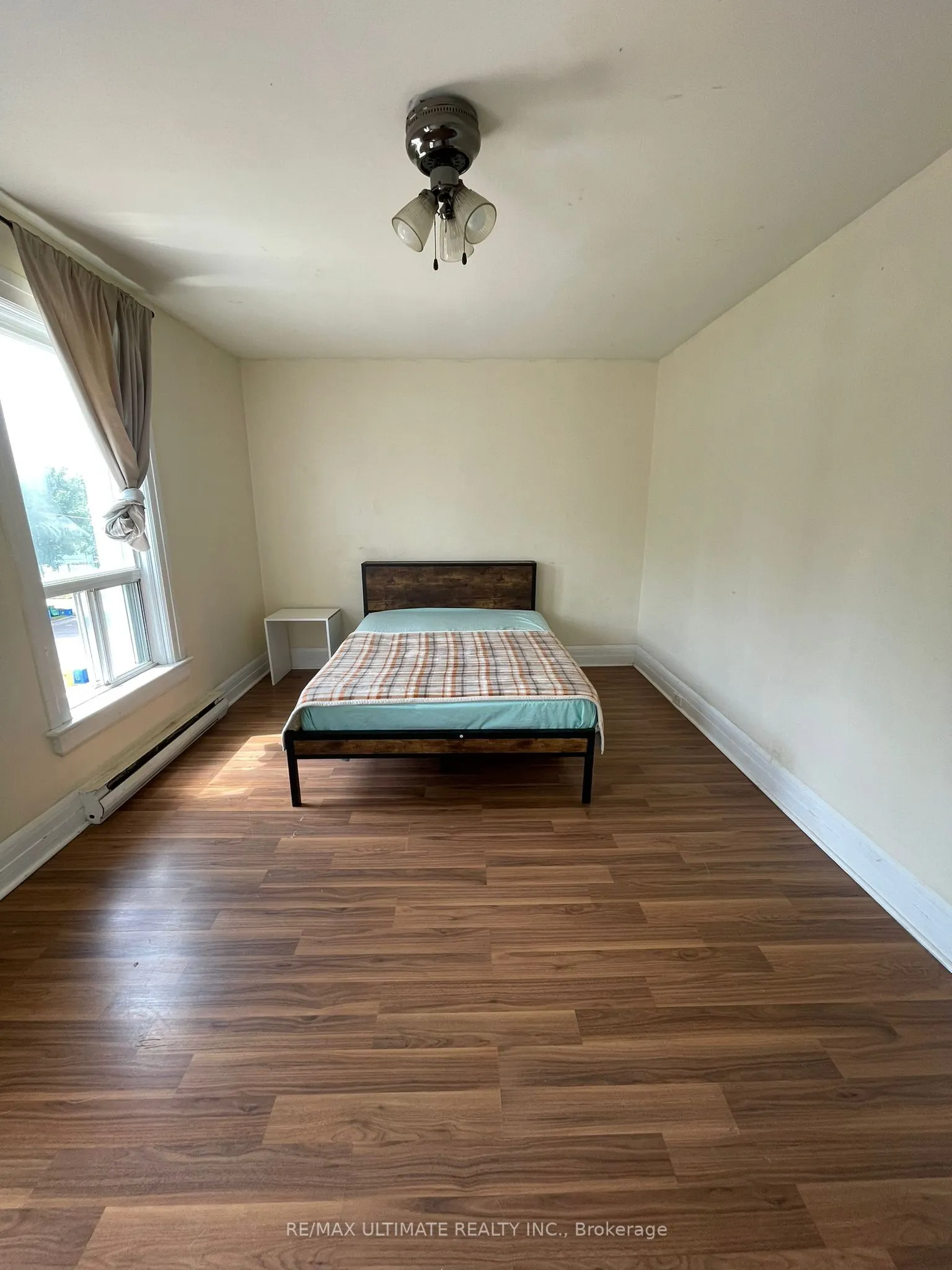 128 Elgin Street E