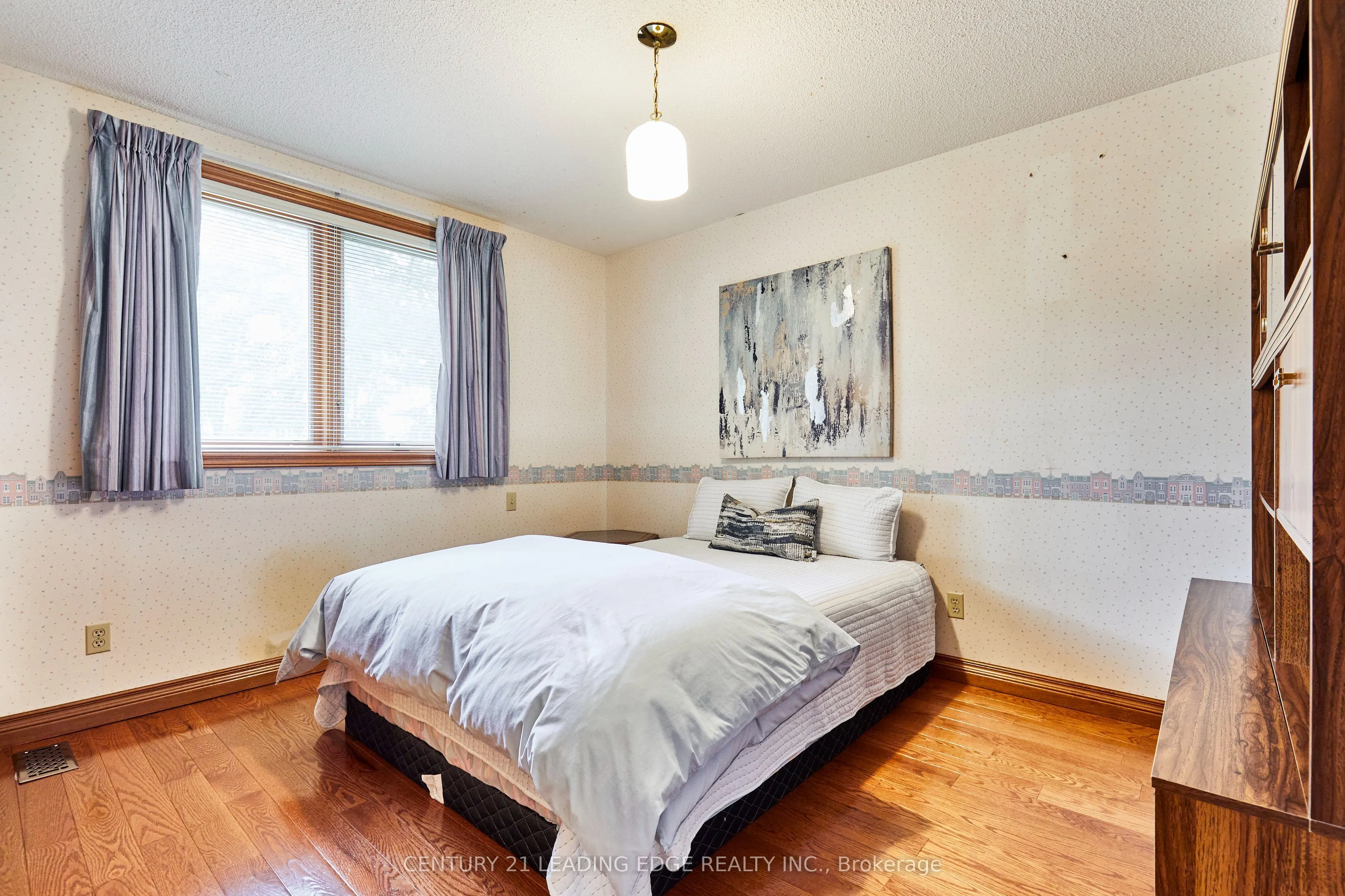 1127 OSHAWA Boulevard N