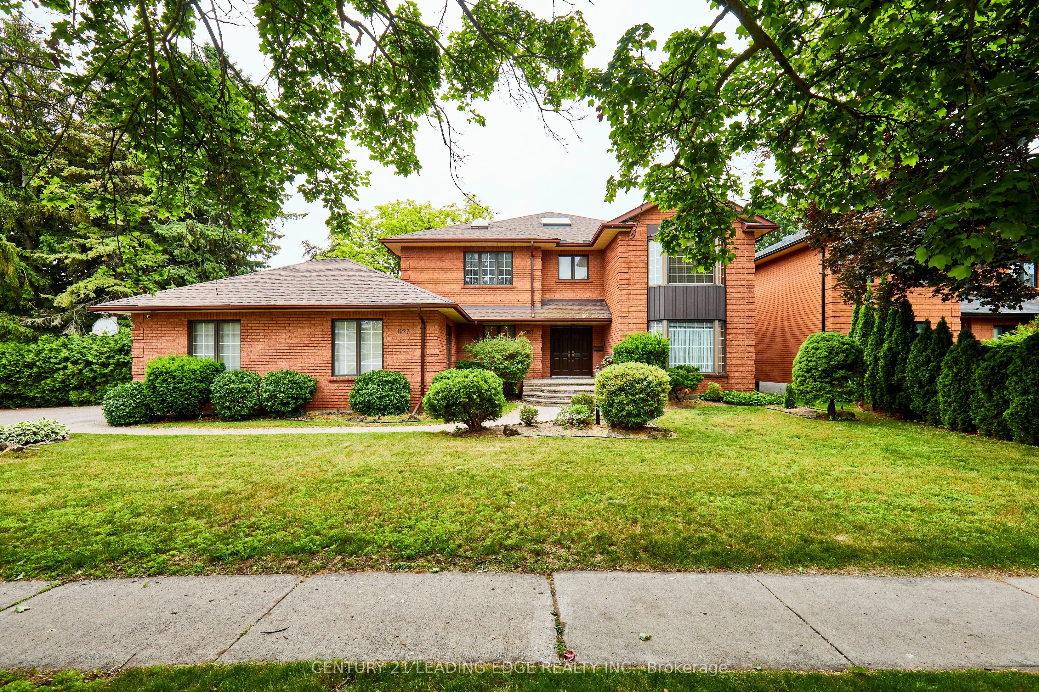 1127 OSHAWA Boulevard N