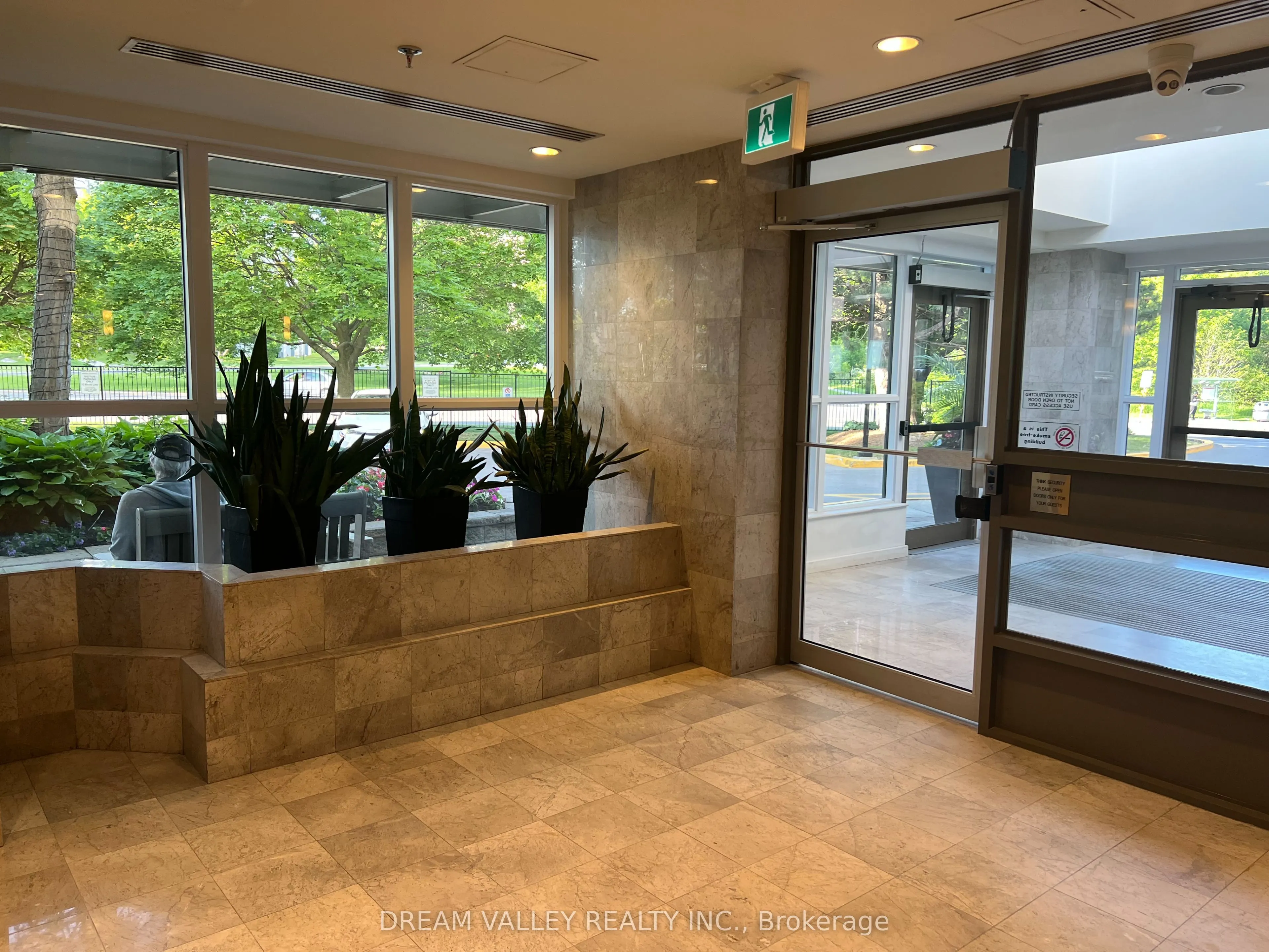 3233 Eglinton Avenue E, #1107