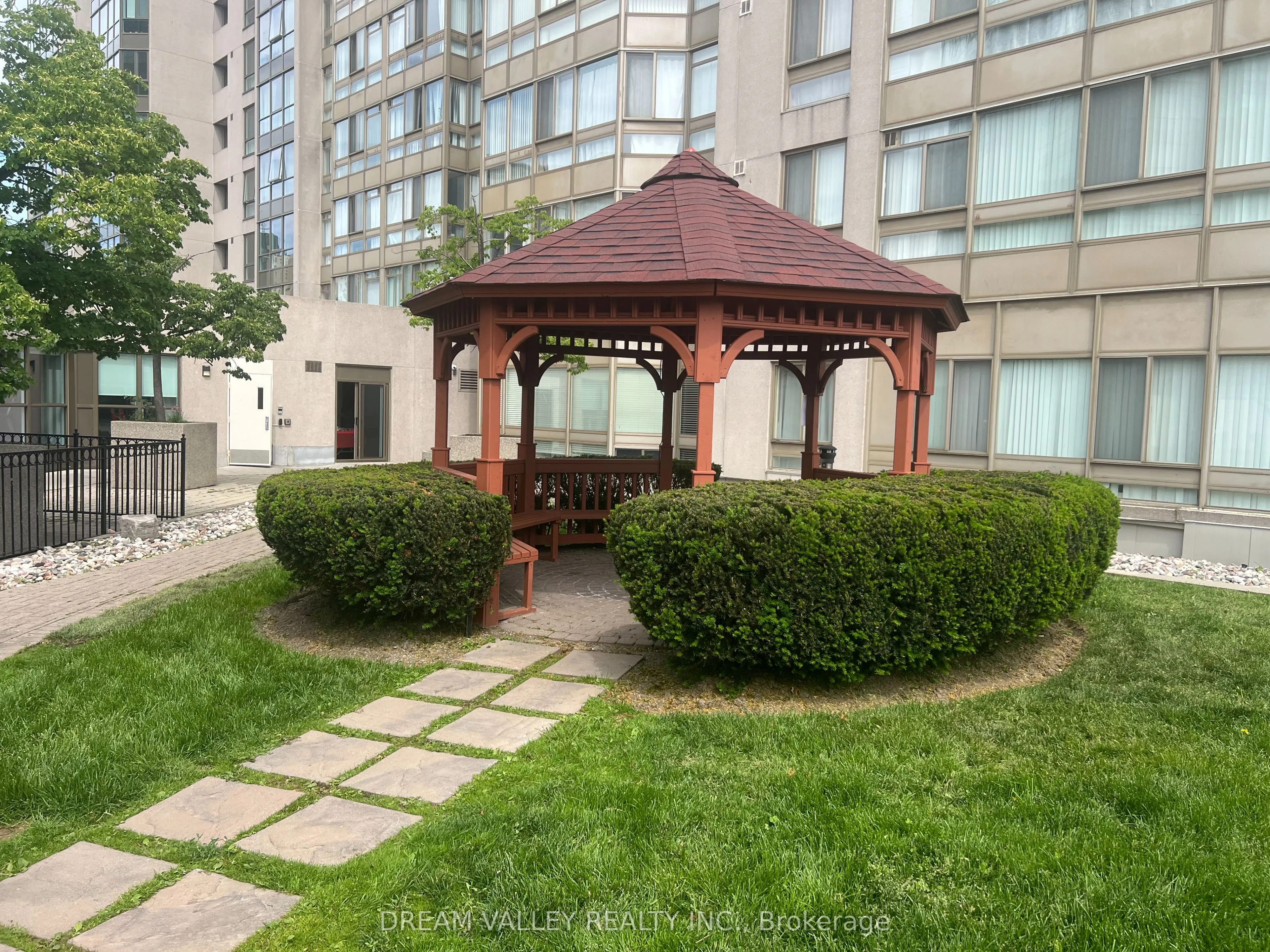 3233 Eglinton Avenue E, #1107