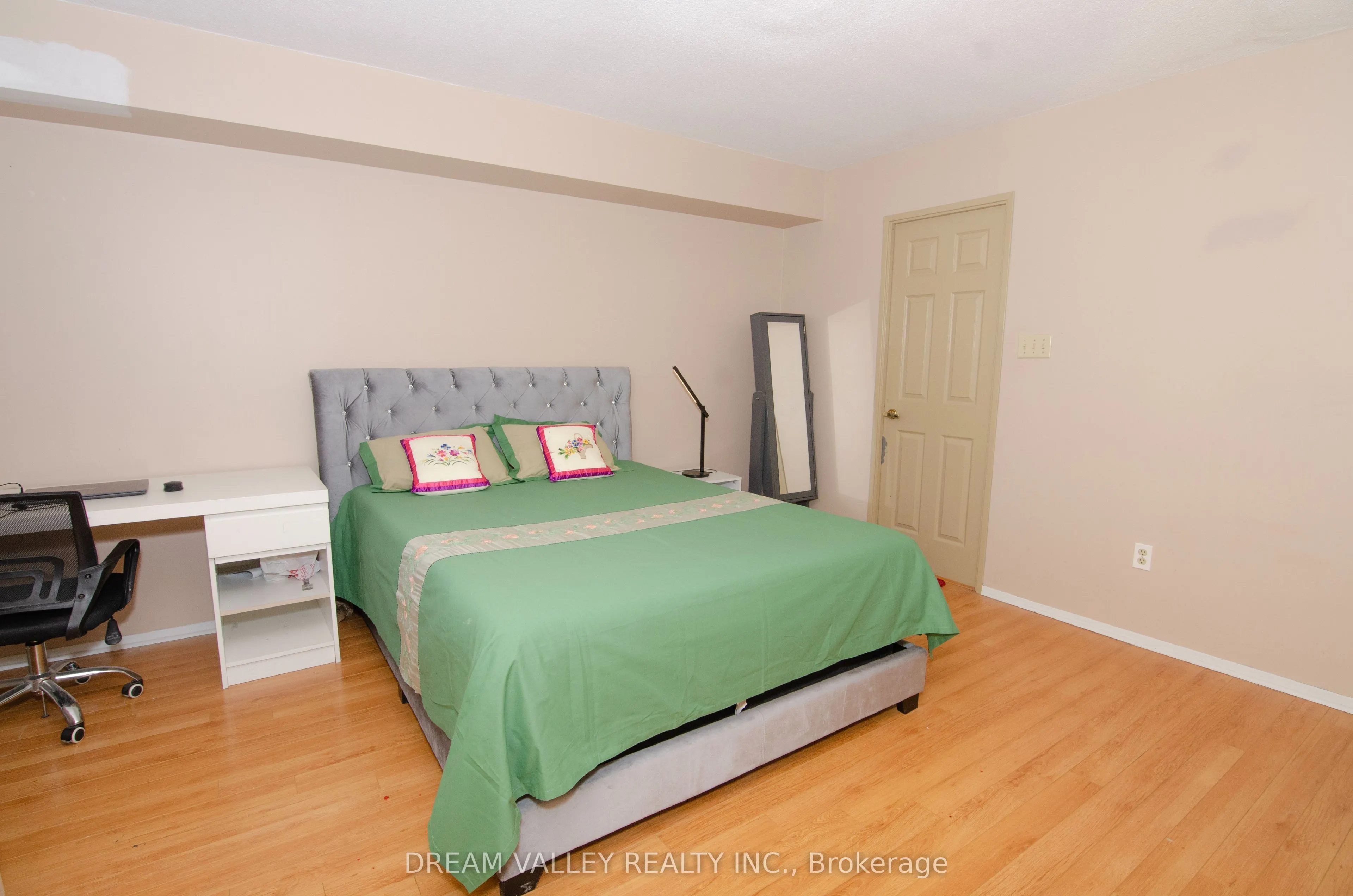 3233 Eglinton Avenue E, #1107
