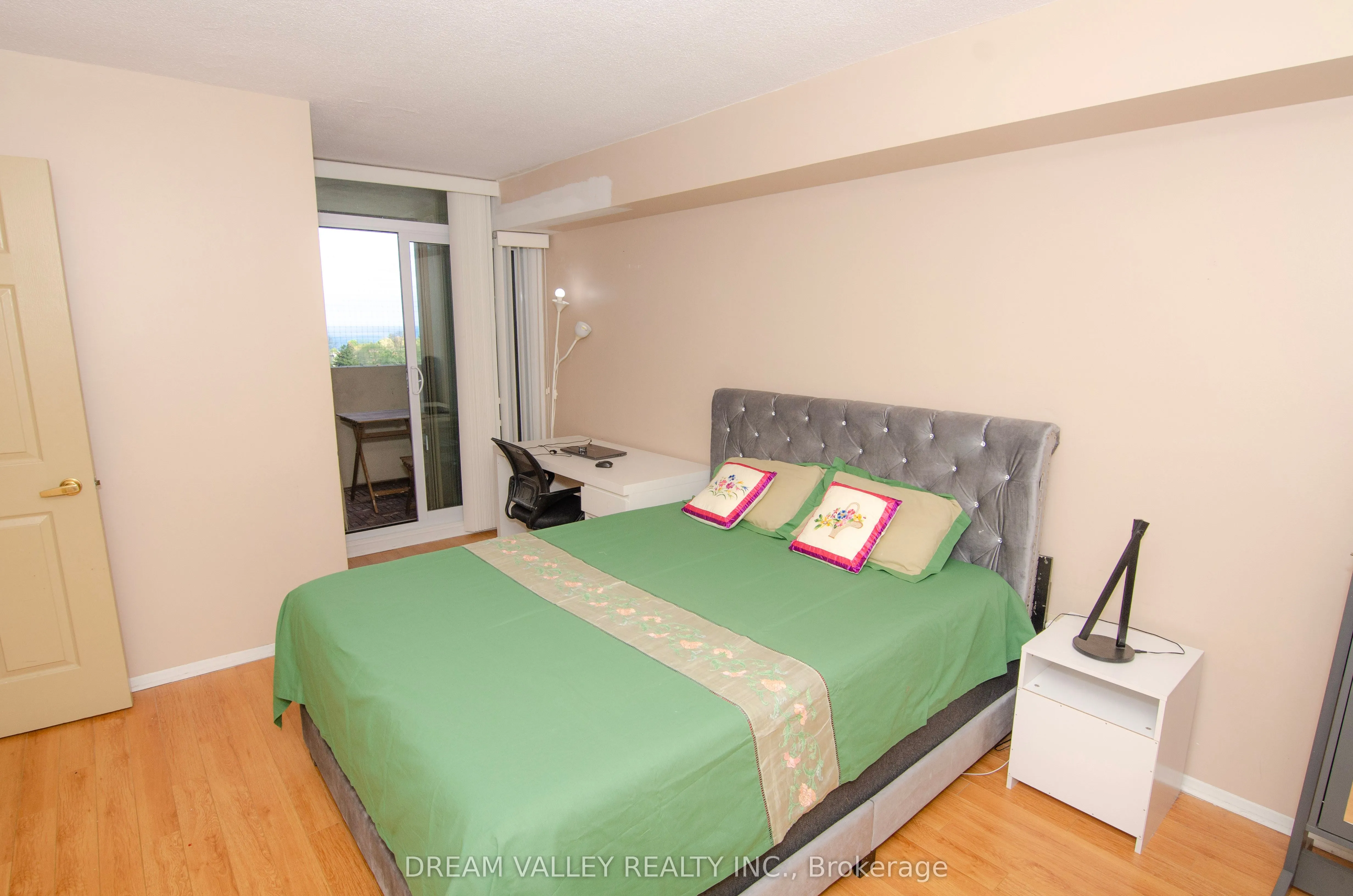 3233 Eglinton Avenue E, #1107
